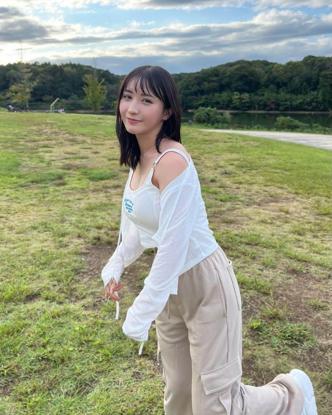 伊藤愛真のインスタグラム：「何年振りってくらいのBBQ🍖 汚れるに決まってるのにおにゅーの白スニーカー😂💓 . . . (時差投稿) #ootd#instagood#gravure#ugg#sneaker」