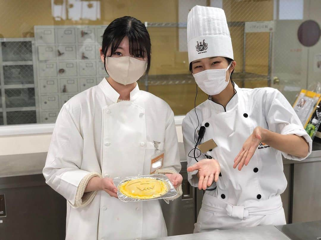 東京ベルエポック製菓調理専門学校さんのインスタグラム写真 - (東京ベルエポック製菓調理専門学校Instagram)「🎂本日の製菓🎂  今週のオープンキャンパスは ハロウィンも近いということで かぼちゃをモチーフにした 「パンプキンパイ」を作りました🎃  パイに使う生地も1から学び 生地の仕組みについても 作りながら学ぶことが出来ました✨  #パティシエ科 #パティシエ実践科 #専門学校 #進路 #お菓子作り #専門学生 #製菓実習 #製菓専門学校 #専門学生の日常 #プロを目指す #製菓 #将来の夢  #お菓子作り好きな人と繋がりたい #パティシエール #スイーツ好きな人と繋がりたい #ハロウィン #パンプキン #パンプキンパイ #パイ」10月29日 17時49分 - belleseika