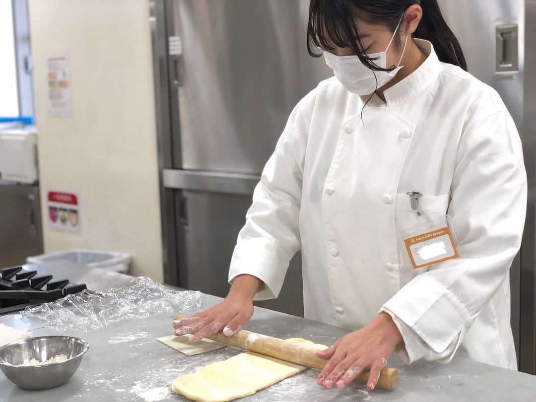 東京ベルエポック製菓調理専門学校さんのインスタグラム写真 - (東京ベルエポック製菓調理専門学校Instagram)「🎂本日の製菓🎂  今週のオープンキャンパスは ハロウィンも近いということで かぼちゃをモチーフにした 「パンプキンパイ」を作りました🎃  パイに使う生地も1から学び 生地の仕組みについても 作りながら学ぶことが出来ました✨  #パティシエ科 #パティシエ実践科 #専門学校 #進路 #お菓子作り #専門学生 #製菓実習 #製菓専門学校 #専門学生の日常 #プロを目指す #製菓 #将来の夢  #お菓子作り好きな人と繋がりたい #パティシエール #スイーツ好きな人と繋がりたい #ハロウィン #パンプキン #パンプキンパイ #パイ」10月29日 17時49分 - belleseika