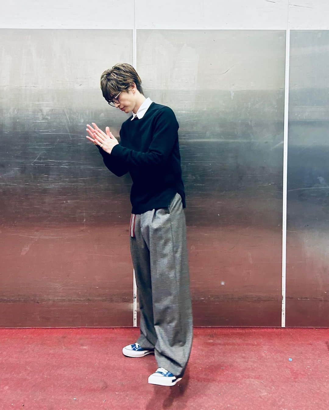 玉森裕太のインスタグラム：「⁡ 今日も一日お疲れ様です🙋‍♂️ ⁡ knit：@rickowensonline pants：@driesvannoten shoes：@converse glasses：@eyevan_official accessory：@cartier ⁡ #たまコーデ #fashion」