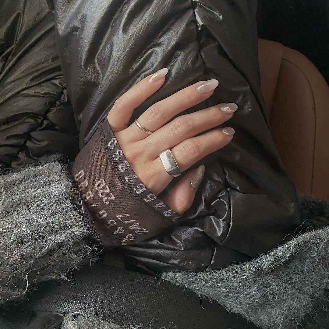 のインスタグラム：「ㅤㅤㅤㅤㅤㅤㅤㅤㅤㅤㅤㅤㅤ new nailとお気に入りのring🩶🎀✨ ㅤㅤㅤㅤㅤㅤㅤㅤㅤㅤㅤㅤㅤ #nail #cene #pr」