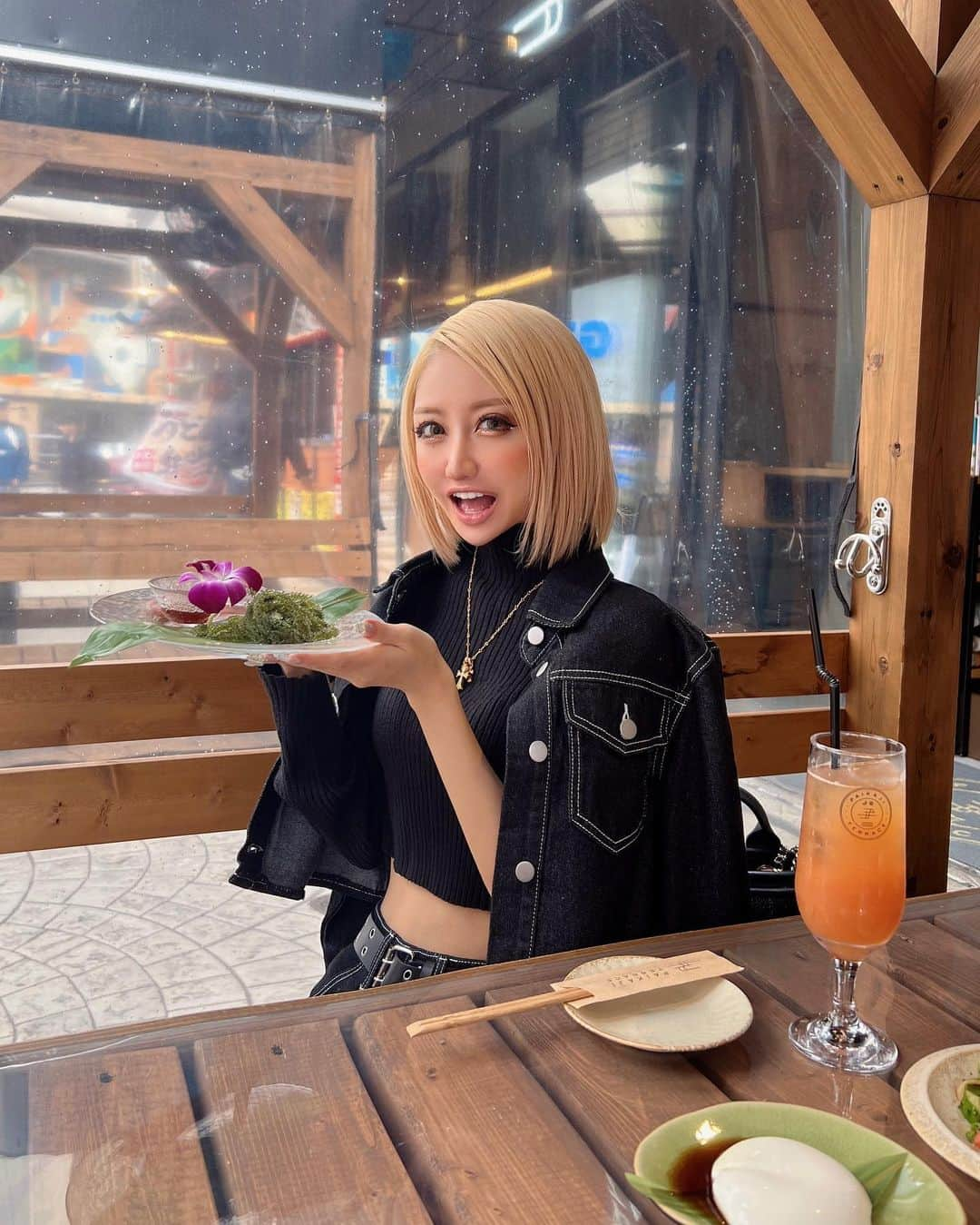 藤堂静華のインスタグラム：「︎︎︎︎︎︎☑︎ 🌺🌴  沖縄料理ランチ💖 好きな物好きなだけ頼むスタイルにした🤭💕  沖縄行きたい🫶🏼🌊  #ootd#fashion #デニムコーデ」