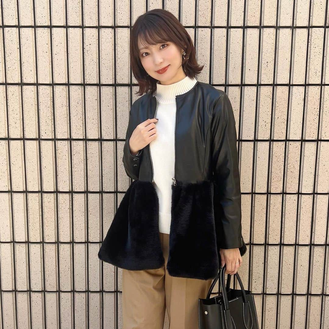 筧沙奈恵さんのインスタグラム写真 - (筧沙奈恵Instagram)「異素材Mix🖤🤍 ・ 展示会で一目惚れした、エコファーペプラム合皮ジャケット！ ・ ライダースジャケットはハードすぎて顔タイプ的に少し苦手なのですが、ノーカラーでエコファーがついているので、ハードになりすぎないところが好き😍 ・ スリーフォータイム　@threefourtime_official は華やかで目を引くデザインが多いので、顔タイプアクティブキュートさんやエレガントさん、個性的なアイテムを投入したい方におすすめのブランドです✨ ・ jacket @threefourtime_official  knit @apuweiser_official  pants @uniqlo_jp  bag @unitedarrows_official  ・ #ママコーデ　#ママファッション 　#threefourtime #スリーフォータイム　#PR #イエベ秋　#イエベ秋コーデ　#骨格ナチュラル　#骨格クラシックコーデ　#骨格ナチュラルコーデ　#顔タイプアクティブキュート　#顔タイプアクティブキュートコーデ　#秋コーデ　#秋コーデ2023 #顔タイプ診断　#顔タイプ診断東京」10月29日 17時51分 - sanaekakei