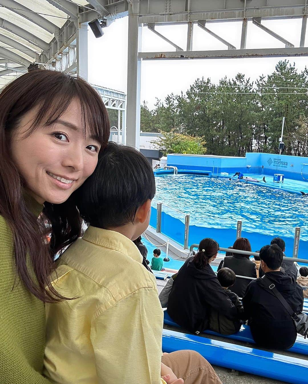 今井美穂さんのインスタグラム写真 - (今井美穂Instagram)「⁡ 久々に見たイルカショーに大興奮🐬💓 ⁡ 沢山のお魚見て癒されました✨🐟 ⁡ でもイカとかノドグロとかみて 美味しそうだね〜と 自然につぶやいちゃう私😂笑 ⁡ マリンピア日本海 楽しすぎてついに年パス購入しました🤩 ⁡ 赤ちゃんの頃はビビりまくってた息子ですが 興味津々、絶叫するくらいに楽しんでました🙌 成長だなぁ〜✨ ⁡ ⁡ #新潟子連れスポット #マリンピア日本海 #水族館 #4歳」10月29日 17時51分 - imaimiho1209