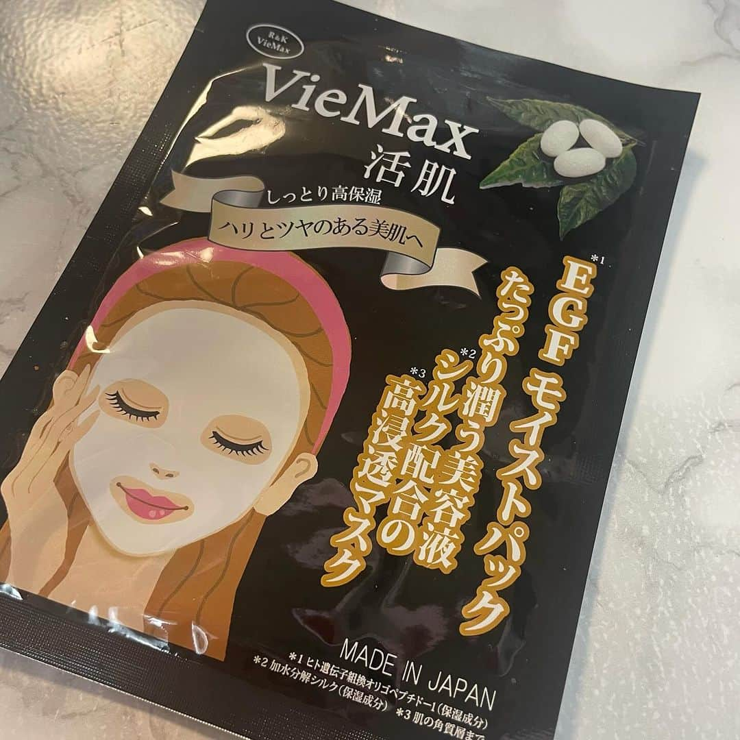 井上あみなさんのインスタグラム写真 - (井上あみなInstagram)「VieMaxフェイスパック♥️ ヒアルロン酸 コラーゲン プラセンタEGFモイストパック💗  贅沢に美容成分をたっぷりと配合😍 うるおい、ハリ、ぷっくら肌を実現できるフェイスマスクだよ😊  素材にもこだわった高級フェイスマスクで、シルク素材＋コットンのゴー ジャスな感触✨️  お肌への密着感と美容液の浸透を高め、お肌のしっとり感を保持してくれます💗  着け心地が贅沢で潤う💕 次の日のメイクノリも全然違います😍  折り返した部分で目を覆うように密着させると目元のケアもできるよ👀💕  プラセンタ（キメ肌ＵＰ＋輝肌） でしっとりプルルンとしたお肌に。🥰 無香料、無着色❣️  毎日のスペシャルケア（お風呂上り・就寝前）に最適です🙆‍♀️💕  こちらからご購入できます✨️ https://www.viemax-jp.com/items/64074278  #pr #インフルエンサーワークス #川井美研 #VieMax活肌 #スキンケア #肌トラブル #美容好きさんと繋がりたい #スキンケア紹介 #美肌 #潤い #コスメ大好き #フェイスマスク #整肌成分 #egf #コラーゲン #プラセンタ #ヒアルロン酸 #ツヤ肌 #ハリ弾力 #透明感 #フェイスパック #フェイスパックマニア #フェイスパック大好き」10月29日 17時51分 - amina_inoue0702