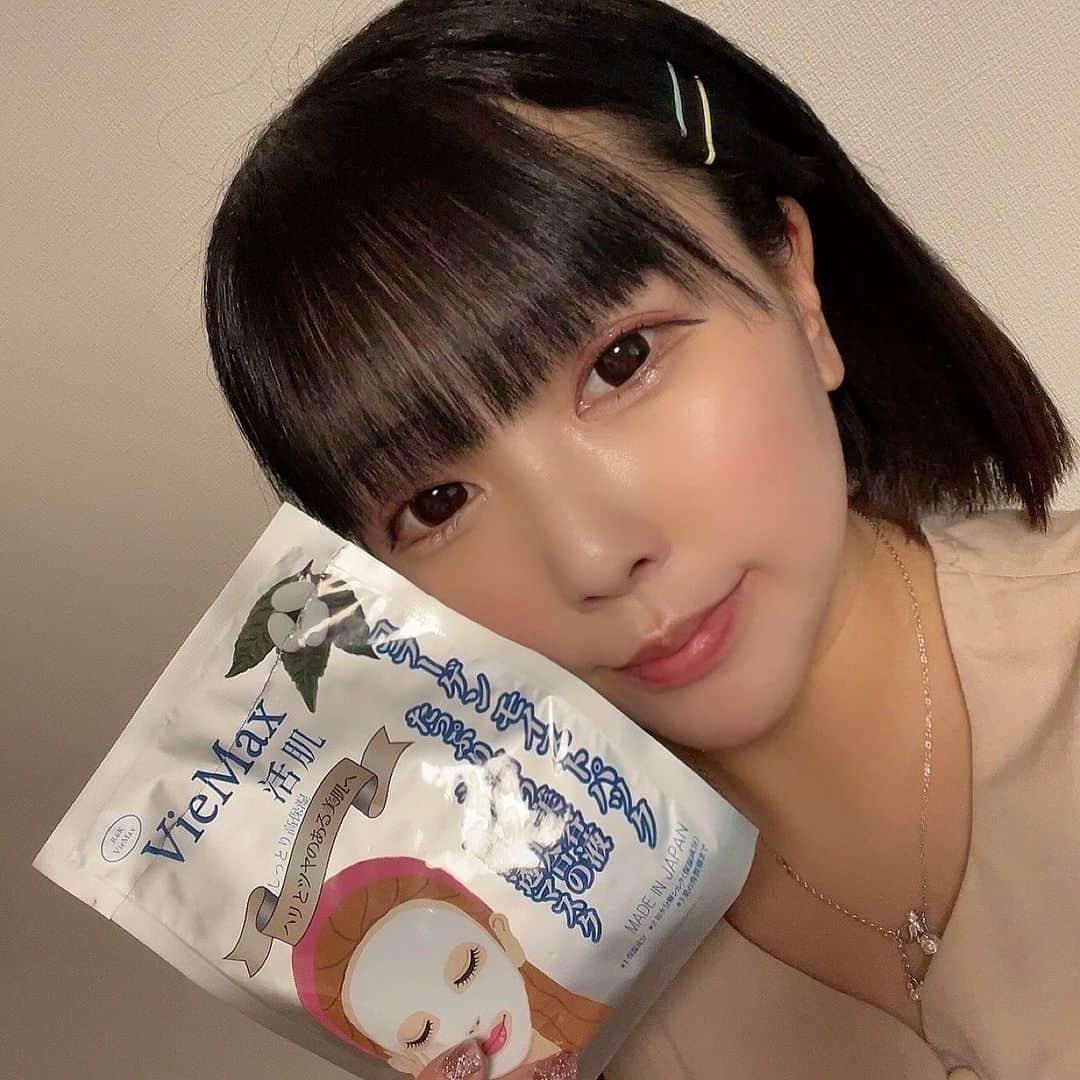 井上あみなさんのインスタグラム写真 - (井上あみなInstagram)「VieMaxフェイスパック♥️ ヒアルロン酸 コラーゲン プラセンタEGFモイストパック💗  贅沢に美容成分をたっぷりと配合😍 うるおい、ハリ、ぷっくら肌を実現できるフェイスマスクだよ😊  素材にもこだわった高級フェイスマスクで、シルク素材＋コットンのゴー ジャスな感触✨️  お肌への密着感と美容液の浸透を高め、お肌のしっとり感を保持してくれます💗  着け心地が贅沢で潤う💕 次の日のメイクノリも全然違います😍  折り返した部分で目を覆うように密着させると目元のケアもできるよ👀💕  プラセンタ（キメ肌ＵＰ＋輝肌） でしっとりプルルンとしたお肌に。🥰 無香料、無着色❣️  毎日のスペシャルケア（お風呂上り・就寝前）に最適です🙆‍♀️💕  こちらからご購入できます✨️ https://www.viemax-jp.com/items/64074278  #pr #インフルエンサーワークス #川井美研 #VieMax活肌 #スキンケア #肌トラブル #美容好きさんと繋がりたい #スキンケア紹介 #美肌 #潤い #コスメ大好き #フェイスマスク #整肌成分 #egf #コラーゲン #プラセンタ #ヒアルロン酸 #ツヤ肌 #ハリ弾力 #透明感 #フェイスパック #フェイスパックマニア #フェイスパック大好き」10月29日 17時51分 - amina_inoue0702