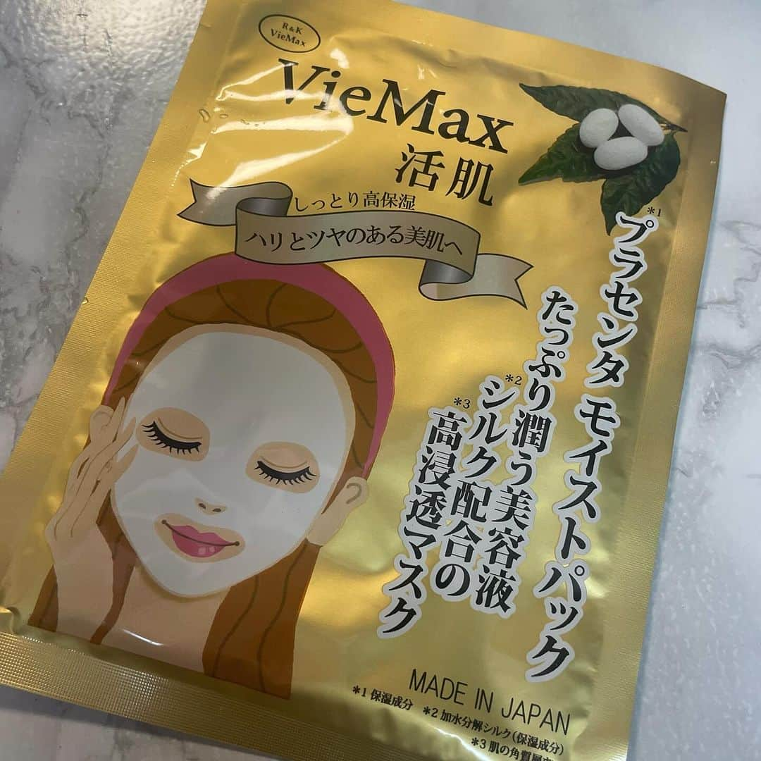 井上あみなさんのインスタグラム写真 - (井上あみなInstagram)「VieMaxフェイスパック♥️ ヒアルロン酸 コラーゲン プラセンタEGFモイストパック💗  贅沢に美容成分をたっぷりと配合😍 うるおい、ハリ、ぷっくら肌を実現できるフェイスマスクだよ😊  素材にもこだわった高級フェイスマスクで、シルク素材＋コットンのゴー ジャスな感触✨️  お肌への密着感と美容液の浸透を高め、お肌のしっとり感を保持してくれます💗  着け心地が贅沢で潤う💕 次の日のメイクノリも全然違います😍  折り返した部分で目を覆うように密着させると目元のケアもできるよ👀💕  プラセンタ（キメ肌ＵＰ＋輝肌） でしっとりプルルンとしたお肌に。🥰 無香料、無着色❣️  毎日のスペシャルケア（お風呂上り・就寝前）に最適です🙆‍♀️💕  こちらからご購入できます✨️ https://www.viemax-jp.com/items/64074278  #pr #インフルエンサーワークス #川井美研 #VieMax活肌 #スキンケア #肌トラブル #美容好きさんと繋がりたい #スキンケア紹介 #美肌 #潤い #コスメ大好き #フェイスマスク #整肌成分 #egf #コラーゲン #プラセンタ #ヒアルロン酸 #ツヤ肌 #ハリ弾力 #透明感 #フェイスパック #フェイスパックマニア #フェイスパック大好き」10月29日 17時51分 - amina_inoue0702