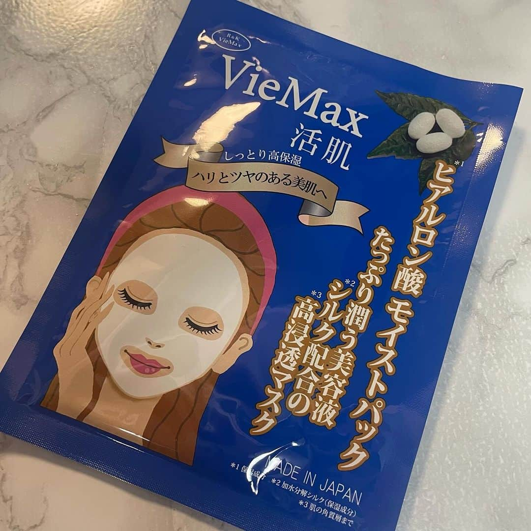 井上あみなさんのインスタグラム写真 - (井上あみなInstagram)「VieMaxフェイスパック♥️ ヒアルロン酸 コラーゲン プラセンタEGFモイストパック💗  贅沢に美容成分をたっぷりと配合😍 うるおい、ハリ、ぷっくら肌を実現できるフェイスマスクだよ😊  素材にもこだわった高級フェイスマスクで、シルク素材＋コットンのゴー ジャスな感触✨️  お肌への密着感と美容液の浸透を高め、お肌のしっとり感を保持してくれます💗  着け心地が贅沢で潤う💕 次の日のメイクノリも全然違います😍  折り返した部分で目を覆うように密着させると目元のケアもできるよ👀💕  プラセンタ（キメ肌ＵＰ＋輝肌） でしっとりプルルンとしたお肌に。🥰 無香料、無着色❣️  毎日のスペシャルケア（お風呂上り・就寝前）に最適です🙆‍♀️💕  こちらからご購入できます✨️ https://www.viemax-jp.com/items/64074278  #pr #インフルエンサーワークス #川井美研 #VieMax活肌 #スキンケア #肌トラブル #美容好きさんと繋がりたい #スキンケア紹介 #美肌 #潤い #コスメ大好き #フェイスマスク #整肌成分 #egf #コラーゲン #プラセンタ #ヒアルロン酸 #ツヤ肌 #ハリ弾力 #透明感 #フェイスパック #フェイスパックマニア #フェイスパック大好き」10月29日 17時51分 - amina_inoue0702