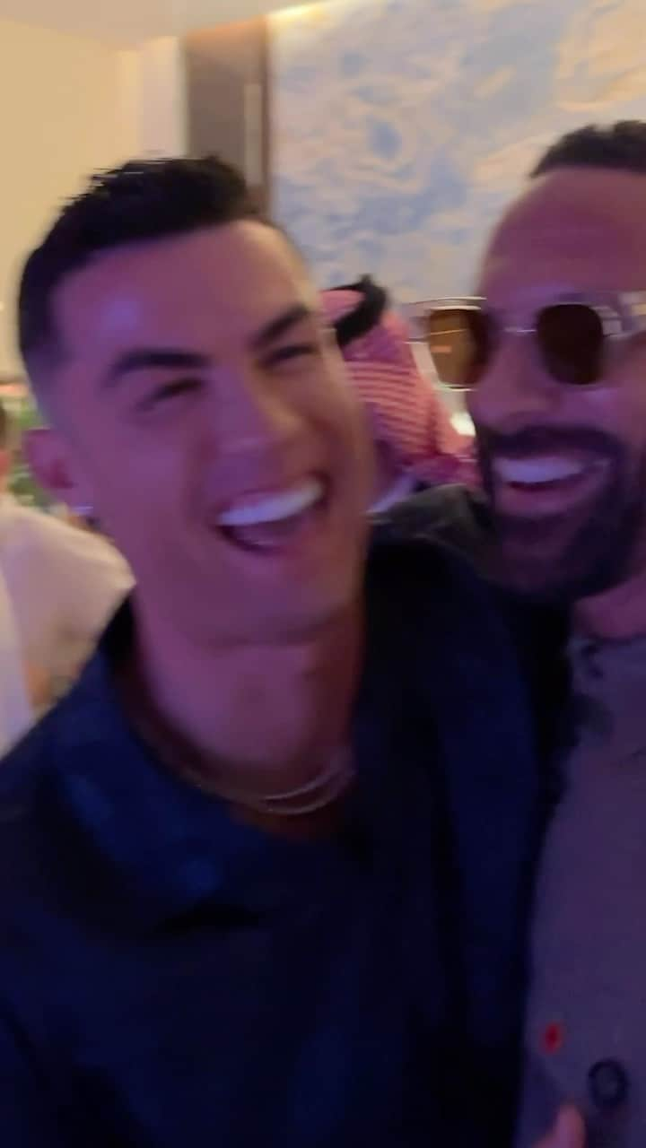 リオ・ファーディナンドのインスタグラム：「Reunited in Riyadh with my guy @cristiano ❤️🐐🇸🇦  Surreal night with some of the biggest names in sport all under one roof… thanks to @turkialalshik @riyadhseason for making it all happen!   #Cristiano  #BattleoftheBaddest  #Riyadh」