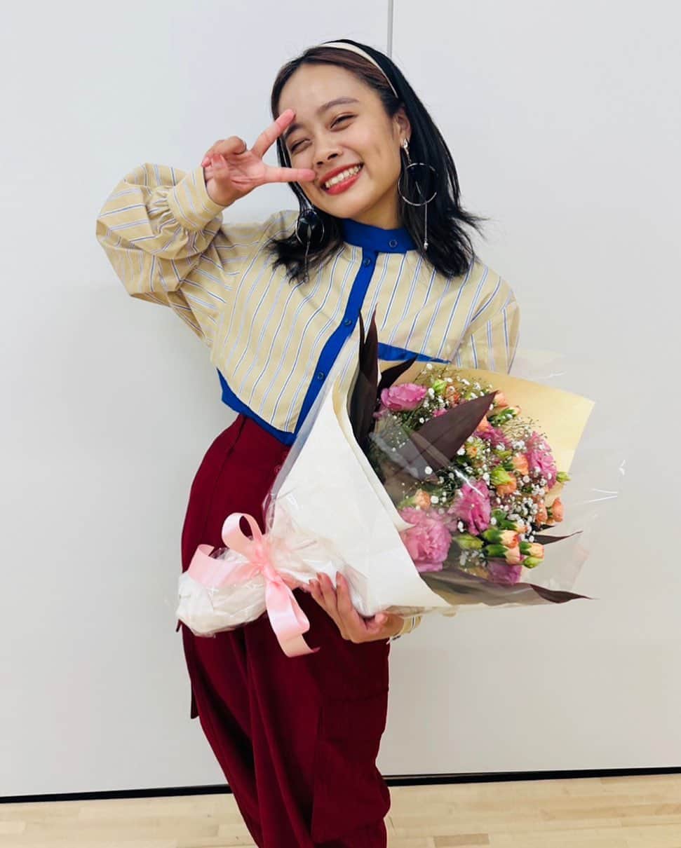 清水美依紗のインスタグラム：「神奈川大学　みなとみらい祭 ありがとうございました🎤 初めての学園祭でのパフォーマンス、楽しかったです🌈 素敵なお花までいただきました！！」