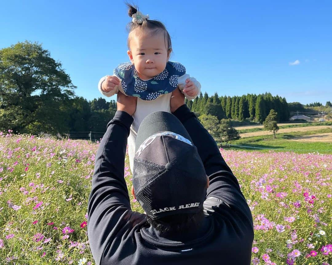 下野佐和子さんのインスタグラム写真 - (下野佐和子Instagram)「家族ではじめての上原高原🌸  娘は、はじめてのコスモス〜👶🏻✨  妊婦🤰🏻頑張って頂上まで登った・・・笑 ぜぇぜぇ言いながら登りきったわい💨  家族3人の時間も後少し、 1ヶ月後にはもう1人、家族が増えてると思うと・・・ 楽しみでワクワクと👏🏻 どうなってるのかな〜って気持ちと入り混じる。  体力と時間が許す限り、今を楽しもう😌♡  #1歳女の子 #鹿児島 #出水市 #上原高原 #コスモス畑 #35週妊婦   🤰🏻先週の妊婦健診で35週なのに、お腹の中の赤子が数週よりも3週間ほど大きさがあると言われました。娘の時が、緊急帝王切開だったので、次は計画的に帝王切開のオペ日を決めてるんだけど、その日より早まったりする可能性あるのかな？🥹💦ちょいと不安。　　#記録までに✍️」10月29日 17時57分 - osawadon_sawako