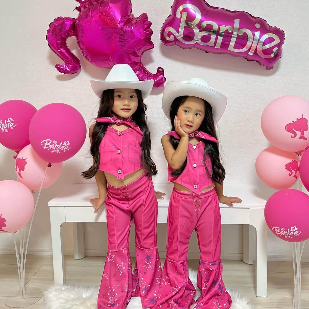 みおなぎのインスタグラム：「🕸️🕷️ Halloween 🕷️🕸️ ㅤㅤㅤㅤㅤㅤㅤㅤㅤㅤㅤㅤㅤ ㅤㅤㅤㅤㅤㅤㅤㅤㅤㅤㅤㅤㅤ 今年はBarbieに🩷🩷🩷 みおかの誕生日にBarbie人形をもらってから Barbieが大好きな2人☺️🤍 大喜びでした👏👏 ㅤㅤㅤㅤㅤㅤㅤㅤㅤㅤㅤㅤㅤ 元々、ハロウィンパーティーをする予定だった日に 私が破水してしまって🤣 朝みおなぎ起こしたら 「ハロウィンパーティーしたかったのに🥲」って 言われてしまった（笑） 無事別日にハロウィンパーティー出来ました🎃♡ ㅤㅤㅤㅤㅤㅤㅤㅤㅤㅤㅤㅤㅤ ㅤㅤㅤㅤㅤㅤㅤㅤㅤㅤㅤㅤㅤ #ハロウィン #バービー #Barbie #Halloween #ハロウィンキッズ」