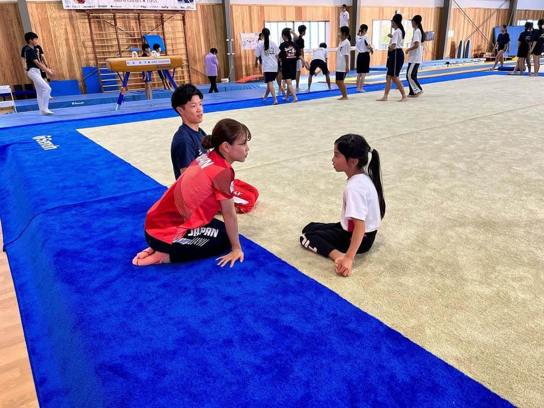 杉原愛子さんのインスタグラム写真 - (杉原愛子Instagram)「宮崎県体操場のこけら落としイベントに招待していただきました‼️  宮崎県初の体操専用体育館です✨ おめでとうございます👏🤩 イベントでは演技披露、体操教室、選手の指導をさせていただきました🙌  参加していた子どもたちの笑顔が見れてよかったです😆💕 選手たちに指導をする時は、目をキラキラと輝かせ練習に取り組んでいました🥹👀 ありがたい🥺🫶将来楽しみな選手がたくさんいたので、応援してます😊  そして、体操の魅力や楽しさも伝えられたと思います😌  #宮崎県 #こけら落とし #イベント #体操  #エキシビション #演技会 #体操教室 #感謝 #素敵なポスター #ありがとう♡」10月29日 17時59分 - aiko_sugihara