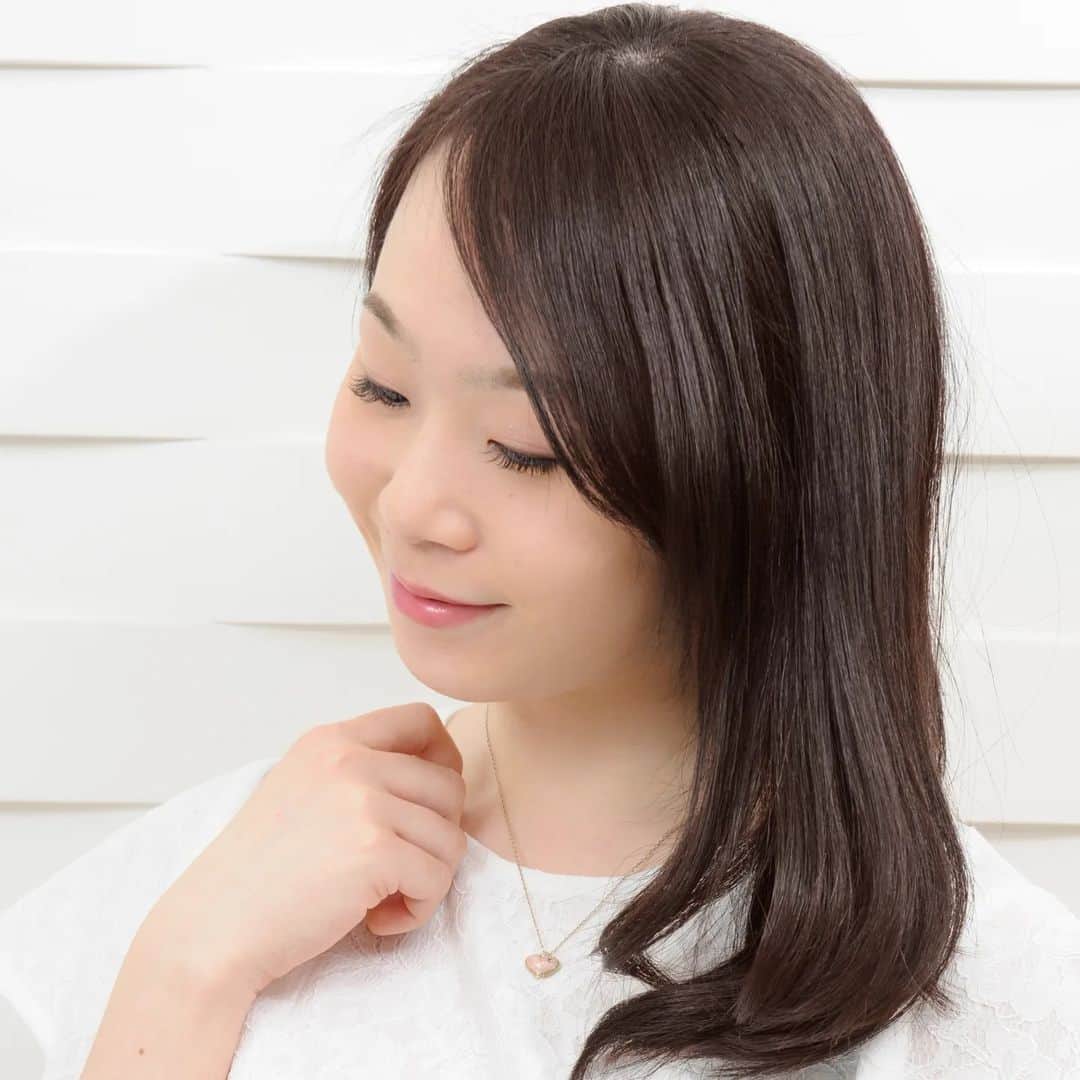 のインスタグラム：「今月、公私ともにめちゃめちゃ忙しい１か月だったりします。  ですが、仕事柄人に会うことも多いので、メイクする時間を減らしたくて お友達の丸山悠美ちゃん（@maruyumi）がオーナーの「L'aube eyelash&eyebrow」に駆け込み！  私、まつ毛にもクセがあったりするのですが、アイリストのSHIEさん（@shie_eyelash）にいろいろ相談に乗っていただいて あとはお任せで施術をしていただき、結果、めちゃめちゃ良かった。 ＊写真載せておきます。  個室でふっかふかのソファーが気持ちよくて、ついうとうと。  みんなが気になるのは持ちだと思うのですが、３週間経った今もノーメイクでパチッとまつ毛が上がってくれているので、ほんとにありがたい♡ 不器用な私はビューラーとかマスカラでまつ毛にダメージを与えてしまうので、まつパをした方が健康なまつ毛をキープできそう。  パリジェンヌラッシュリフトやアイブロウwax、まつエクなどいろんなメニューがあるので、一度ホットペッパーをのぞいてみてください。 私もまたリピートしたいな。  ■L'aube eyelash&eyebrow（@laube_eyelash）  東京都豊島区池袋２丁目45-2 高崎ビル2F 03-6914-2219  10:00～21：00（最終受付20：00）  ○+●+○+●+○+●+○+●+○+●+○+●+○+●  @himekagami　←check♡  おうちごはん が楽しくなるお取り寄せグルメ や 簡単＆時短ごはん、育児情報など発信中！ 投稿が気に入ったら保存&フォローしていただけるとうれしいです。 いつもありがとうございます(^^)  ○+●+○+●+○+●+○+●+○+●+○+●+○+●  #パリジェンヌラッシュリフト #パリジェンヌ  #ママモデル #読者モデル #まつ毛パーマ #まつパ #池袋 #ikebukuro #ママ美容」