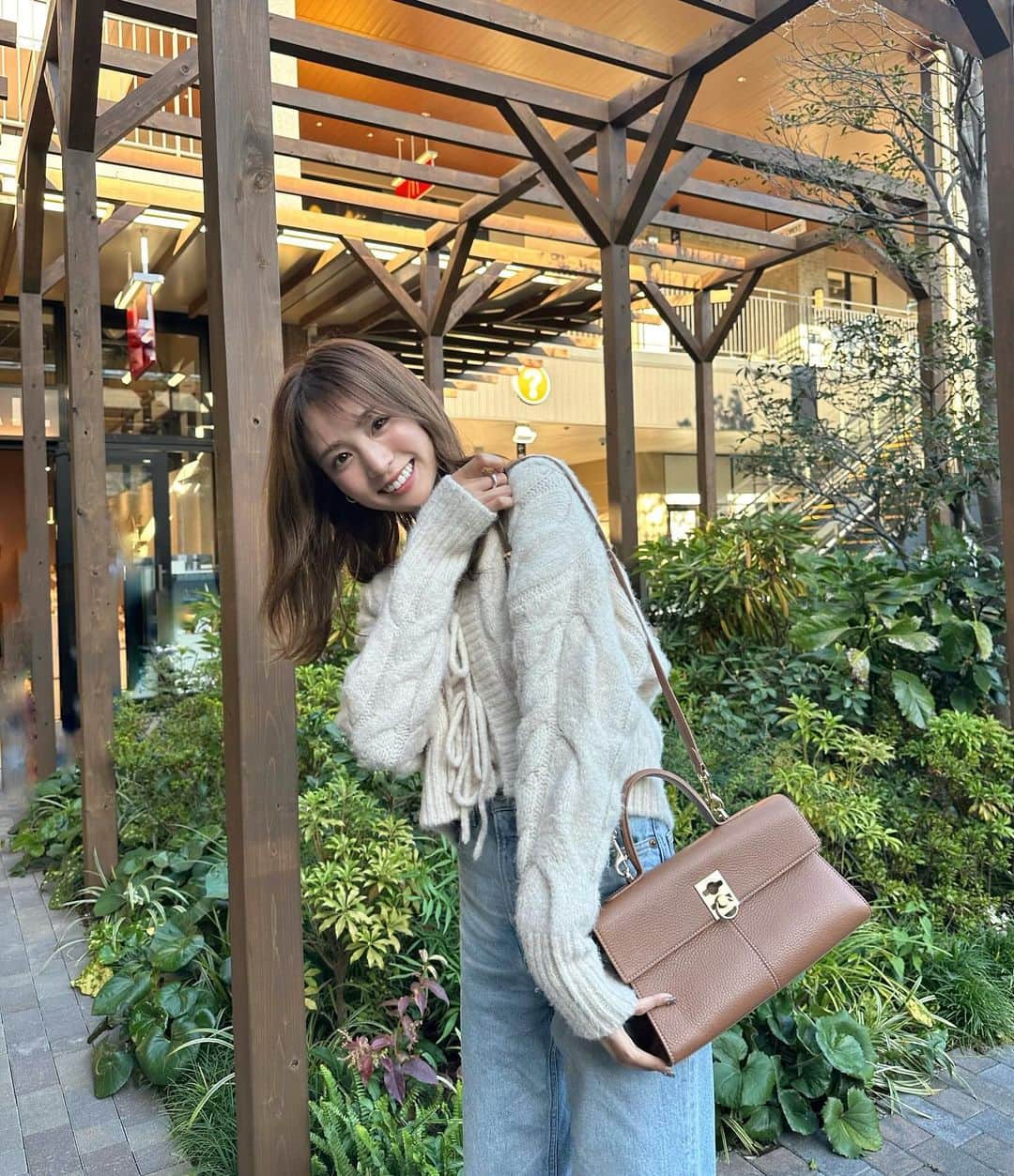 志田友美（ゆうみん）のインスタグラム：「みなさんいかがお過ごしですか🤍  もう完全にニットの季節だね🧶  最近お気に入りの @stylevoice_official のニット❄️  前後ろでも着れる🙆🏼‍♀️  ZOZOTOWNでクーポンでてたよ🤎  #STYLEVOICE #スタイルヴォイス  #Stylevoiceforxxx #スタイルヴォイスフォー #ニットカーディガン #pr」