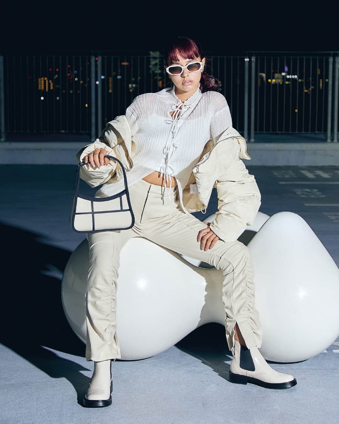 CHARLES & KEITH JAPAN CHARLES & KEITHのインスタグラム：「柔らかい印象のCreamカラーに、黒のラインやディテールが引き締め役に。⁠ 上品な中にもスパイスの効いたコーディネートの完成。⁠ ⁠ Avenue アベニュー ショルダーバッグ⁠ (Article No. CK2-20271196)⁠ メダリオン レザーチェルシーブーツ⁠ (Article No. SL1-91900004)⁠ ⁠ #CharlesKeithFW23⁠ #チャールズアンドキース⁠ ⁠ Photographer: Keisei Arai⁠ Stylist: Itsuka Watanabe⁠ Makeup Artist: ANNA⁠ Hair Stylist: Miho Emori」