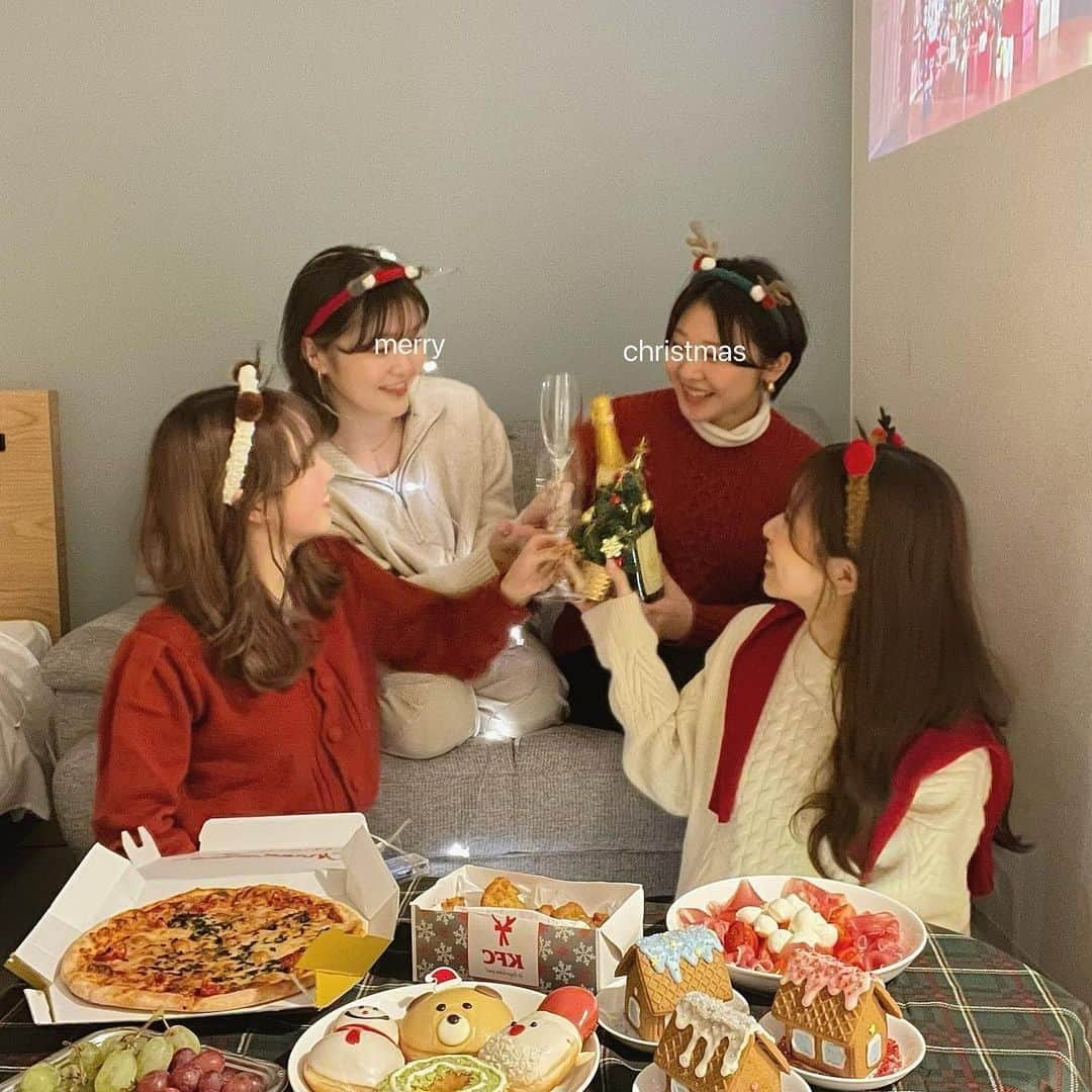 RiLiさんのインスタグラム写真 - (RiLiInstagram)「今年はこれをつけよ❕【Xmasのヘアアクセ】🎄❤  クリスマスにホカンスや お家でパーティーをする予定のある人必見👀ˊˎ˗  カチューシャをつけてかわいい写真を撮ろう📸💕 鏡越しに撮ったり🪞 お気に入りの服と撮ると良いかも😳🫶🏻  カチューシャはsheinやセリアなどで手に入るよ🪄 是非参考にしてみてね🔍🤍  ※写真は2022年時  R i L i 編 集 部 🫧 Editor-chief @aosimmdr Editor @micomy_02 Writer @mi_saki_04   🤍🤍🤍  Special thanks💐 Photo by⁣⁣ p.1 @yuiny_co  p.2 @ktmk___55  p.3 @megu.03_03  p.4 @na_onair  p.5 @moe___u  p.6 @rii____.o1  p.7 @i.am_umi  p.8 @__maira.___  p.9 @yyyu__98_   RiLiで紹介してもらいたい子は #rili_tokyo を付けてね❕  ⁣  #クリスマスカチューシャ #クリスマスフォト #クリスマス #クリスマスディナー #クリスマスケーキ #クリスマスパーティー #クリスマスネイル #クリスマスコーデ #クリパ #パーティー #ニット #冬服 #冬コーデ #冬服コーデ #冬ファッション #クリスマス女子会 #クリパ女子会 #ホカンス #クリスマス雑貨 #クリスマスグッズ #クリスマス飾り付け #ootd #ootdfashion #ootdstyle #outfits」10月29日 18時00分 - rili.tokyo