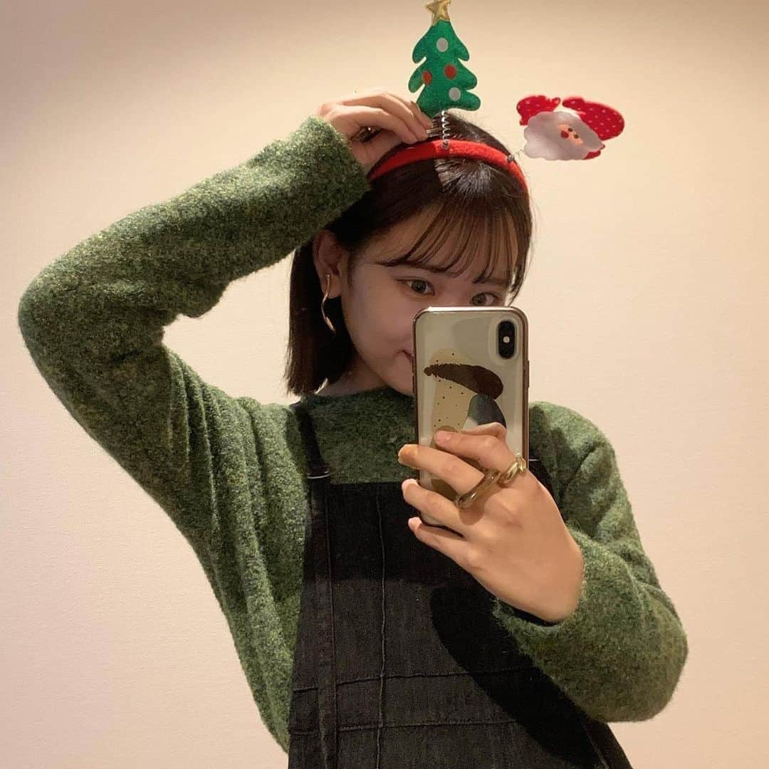 RiLiさんのインスタグラム写真 - (RiLiInstagram)「今年はこれをつけよ❕【Xmasのヘアアクセ】🎄❤  クリスマスにホカンスや お家でパーティーをする予定のある人必見👀ˊˎ˗  カチューシャをつけてかわいい写真を撮ろう📸💕 鏡越しに撮ったり🪞 お気に入りの服と撮ると良いかも😳🫶🏻  カチューシャはsheinやセリアなどで手に入るよ🪄 是非参考にしてみてね🔍🤍  ※写真は2022年時  R i L i 編 集 部 🫧 Editor-chief @aosimmdr Editor @micomy_02 Writer @mi_saki_04   🤍🤍🤍  Special thanks💐 Photo by⁣⁣ p.1 @yuiny_co  p.2 @ktmk___55  p.3 @megu.03_03  p.4 @na_onair  p.5 @moe___u  p.6 @rii____.o1  p.7 @i.am_umi  p.8 @__maira.___  p.9 @yyyu__98_   RiLiで紹介してもらいたい子は #rili_tokyo を付けてね❕  ⁣  #クリスマスカチューシャ #クリスマスフォト #クリスマス #クリスマスディナー #クリスマスケーキ #クリスマスパーティー #クリスマスネイル #クリスマスコーデ #クリパ #パーティー #ニット #冬服 #冬コーデ #冬服コーデ #冬ファッション #クリスマス女子会 #クリパ女子会 #ホカンス #クリスマス雑貨 #クリスマスグッズ #クリスマス飾り付け #ootd #ootdfashion #ootdstyle #outfits」10月29日 18時00分 - rili.tokyo