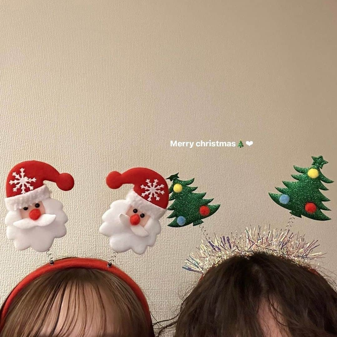 RiLiさんのインスタグラム写真 - (RiLiInstagram)「今年はこれをつけよ❕【Xmasのヘアアクセ】🎄❤  クリスマスにホカンスや お家でパーティーをする予定のある人必見👀ˊˎ˗  カチューシャをつけてかわいい写真を撮ろう📸💕 鏡越しに撮ったり🪞 お気に入りの服と撮ると良いかも😳🫶🏻  カチューシャはsheinやセリアなどで手に入るよ🪄 是非参考にしてみてね🔍🤍  ※写真は2022年時  R i L i 編 集 部 🫧 Editor-chief @aosimmdr Editor @micomy_02 Writer @mi_saki_04   🤍🤍🤍  Special thanks💐 Photo by⁣⁣ p.1 @yuiny_co  p.2 @ktmk___55  p.3 @megu.03_03  p.4 @na_onair  p.5 @moe___u  p.6 @rii____.o1  p.7 @i.am_umi  p.8 @__maira.___  p.9 @yyyu__98_   RiLiで紹介してもらいたい子は #rili_tokyo を付けてね❕  ⁣  #クリスマスカチューシャ #クリスマスフォト #クリスマス #クリスマスディナー #クリスマスケーキ #クリスマスパーティー #クリスマスネイル #クリスマスコーデ #クリパ #パーティー #ニット #冬服 #冬コーデ #冬服コーデ #冬ファッション #クリスマス女子会 #クリパ女子会 #ホカンス #クリスマス雑貨 #クリスマスグッズ #クリスマス飾り付け #ootd #ootdfashion #ootdstyle #outfits」10月29日 18時00分 - rili.tokyo