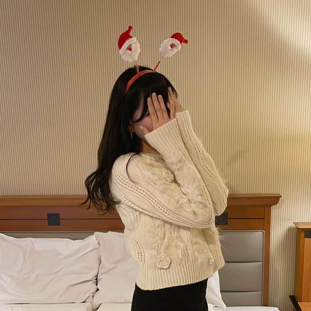 RiLiさんのインスタグラム写真 - (RiLiInstagram)「今年はこれをつけよ❕【Xmasのヘアアクセ】🎄❤  クリスマスにホカンスや お家でパーティーをする予定のある人必見👀ˊˎ˗  カチューシャをつけてかわいい写真を撮ろう📸💕 鏡越しに撮ったり🪞 お気に入りの服と撮ると良いかも😳🫶🏻  カチューシャはsheinやセリアなどで手に入るよ🪄 是非参考にしてみてね🔍🤍  ※写真は2022年時  R i L i 編 集 部 🫧 Editor-chief @aosimmdr Editor @micomy_02 Writer @mi_saki_04   🤍🤍🤍  Special thanks💐 Photo by⁣⁣ p.1 @yuiny_co  p.2 @ktmk___55  p.3 @megu.03_03  p.4 @na_onair  p.5 @moe___u  p.6 @rii____.o1  p.7 @i.am_umi  p.8 @__maira.___  p.9 @yyyu__98_   RiLiで紹介してもらいたい子は #rili_tokyo を付けてね❕  ⁣  #クリスマスカチューシャ #クリスマスフォト #クリスマス #クリスマスディナー #クリスマスケーキ #クリスマスパーティー #クリスマスネイル #クリスマスコーデ #クリパ #パーティー #ニット #冬服 #冬コーデ #冬服コーデ #冬ファッション #クリスマス女子会 #クリパ女子会 #ホカンス #クリスマス雑貨 #クリスマスグッズ #クリスマス飾り付け #ootd #ootdfashion #ootdstyle #outfits」10月29日 18時00分 - rili.tokyo