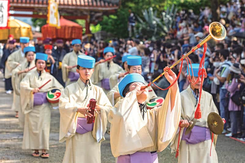 沖縄県民のおでかけ応援サイト「ちゅらとく」さんのインスタグラム写真 - (沖縄県民のおでかけ応援サイト「ちゅらとく」Instagram)「2023年11月3日(金・祝)～5日(日)の3日間、那覇市で「首里城復興祭」が開催されます✨  今年はなんと、4年ぶりに「琉球王朝絵巻行列」を実施！冊封使の歓迎行事を現代版にアレンジしており、国王や王妃、冊封使、伝統芸能団などが煌びやかな衣装で国際通りを練り歩きます♪  首里城では、新たに選出された国王と王妃のお披露目や、国の安寧と五穀豊穣を祈願する「三ヶ寺参詣行幸」を再現した古式行列、琉球芸能公演など、琉球王朝時代の華やかさを感じられる催しが盛りだくさん(^^♪  王冠・阿麻和利兜を作れるペーパークラフト体験や、正殿ぬりえ体験もあり、子ども連れでも楽しめます◎  首里城の復興を願う、首里城復興祭。沖縄県民は入場料の割引があるので、この機会にぜひ足を運んではいかが(^_-)-☆  【開催日時】 2023年11月3日(金・祝)～5日(日)  【場所】 首里城公園 沖縄県那覇市首里金城町1-2  【プログラム】 ▼古式行列(琉球王朝祭り首里) 開催日：11月3日(金・祝) 時間：12時50分～15時30分 場所：奉神門～守礼門～龍潭通り  ▼国王・王妃出御 開催日：11月4日(土) 時間：①10時～ ②11時～ ③12時～ 場所：奉神門前  ▼琉球王朝絵巻行列 開催日：11月5日(日) 時間：12時30分～14時30分 場所：那覇市国際通り  ▼首里城復興 特別見学ツアー(事前予約制) 開催日：11月4日(土)・5日(日) 時間：①13時～②15時～ 場所：木材倉庫・素屋根内部など(復元工事区域) 定員：各回15名 予約：098-886-2020 ※首里城公園への入場料がかかります。  ▼琉球芸能公演 ・甦る首里城を守る会祈念公演 開催日：11月3日(金・祝) 時間：10時～12時(奉納芸能公演)・14時30分～16時30分(想いを繋ぐ公演) 場所：下之御庭  ・現代版組踊が挑む「新・伝統芸能」～平田大一監修～ 開催日：11月4日(土) 時間：①13時～ ②14時～ ③15時～④16時～ 場所：下之御庭  ▼首里城復興 祈念ステージ 開催日：11月3日(金・祝)～5日(日) 時間：①12時～ ②13時30分～ ③15時～④16時30分～ 場所：首里杜館1階 無料休憩所 ※11月3日(金・祝)は12時～・16時～の2回  ▼正殿ぬりえ体験 開催日：11月3日(金・祝)～5日(日) 時間：10時～16時(受付終了：15時30分) 場所：系図座・用物座付近  ▼ペーパークラフト作り体験 開催日：11月3日(金・祝)～5日(日) 時間：10時～16時(受付終了：15時30分) 場所：系図座・用物座付近  【入場料】 大人400円・中人 (高校生)300円・小人 (小･中学生)160円 ※開催期間中は沖縄県民割引で大人320円・中人240円・小人120円 ※70歳以上の沖縄県民はいつでも入場無料  【駐車場】 ※11月3日(金・祝)～5日(日)は首里城公園の駐車場をご利用いただけません。公共の交通機関か無料シャトルバスをご利用ください。 ※11月3日(金・祝)は山川交差点から鳥堀交差点まで交通規制(12時30分～20時)が行われます。 ※11月5日(日)は国際通りで交通規制(12時～15時)が行われます。  【問い合わせ】 首里城祭実行委員会 電話番号⇒098-886-2020  👜フォロー＆投稿保存をしておでかけの参考に♪  ほかにも様々なおでかけ情報あり！ 気になる詳細は @churatoku プロフィール欄のURLから「おでかけ情報」をチェック＼(^o^)／  沖縄県民のおでかけを応援するサイト「ちゅらとく」 おでかけに役立つ情報をお届け✨ ▶ホテル(宿泊・レストラン)・遊び体験・ツアーのお得情報 ▶旬のイベント・おでかけスポット情報 ❤Follow Me @churatoku  #ちゅらとく #ちゅらとくおでかけ #churatoku #沖縄県民限定 #沖縄 #沖縄スポット #沖縄おでかけ #沖縄イベント #那覇市 #那覇 #首里城復興祭 #琉球王朝絵巻行列 #首里城公園」10月29日 18時00分 - churatoku