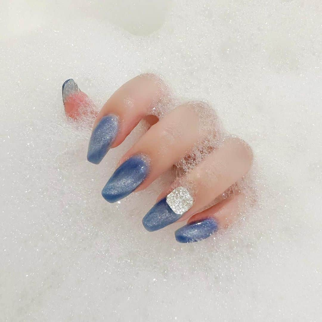 谷口夢奈のインスタグラム：「🩵 ⁡ ⁡ シンプルマグネットネイル🫧 ⁡ ⁡ ⁡ #nail #ネイル #マグネットネイル #ブルーネイル #シンプルネイル #ワンホンネイル #bluenails #magnetnails #bubble #내일」