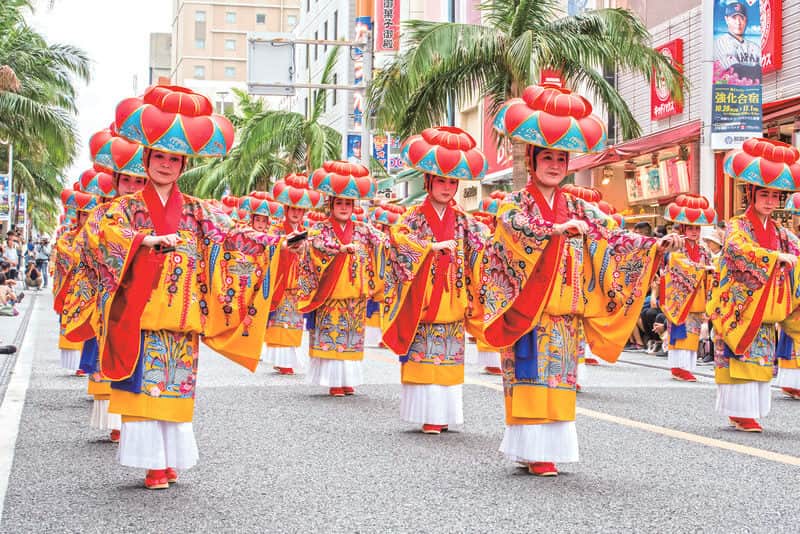 沖縄県民のおでかけ応援サイト「ちゅらとく」さんのインスタグラム写真 - (沖縄県民のおでかけ応援サイト「ちゅらとく」Instagram)「2023年11月3日(金・祝)～5日(日)の3日間、那覇市で「首里城復興祭」が開催されます✨  今年はなんと、4年ぶりに「琉球王朝絵巻行列」を実施！冊封使の歓迎行事を現代版にアレンジしており、国王や王妃、冊封使、伝統芸能団などが煌びやかな衣装で国際通りを練り歩きます♪  首里城では、新たに選出された国王と王妃のお披露目や、国の安寧と五穀豊穣を祈願する「三ヶ寺参詣行幸」を再現した古式行列、琉球芸能公演など、琉球王朝時代の華やかさを感じられる催しが盛りだくさん(^^♪  王冠・阿麻和利兜を作れるペーパークラフト体験や、正殿ぬりえ体験もあり、子ども連れでも楽しめます◎  首里城の復興を願う、首里城復興祭。沖縄県民は入場料の割引があるので、この機会にぜひ足を運んではいかが(^_-)-☆  【開催日時】 2023年11月3日(金・祝)～5日(日)  【場所】 首里城公園 沖縄県那覇市首里金城町1-2  【プログラム】 ▼古式行列(琉球王朝祭り首里) 開催日：11月3日(金・祝) 時間：12時50分～15時30分 場所：奉神門～守礼門～龍潭通り  ▼国王・王妃出御 開催日：11月4日(土) 時間：①10時～ ②11時～ ③12時～ 場所：奉神門前  ▼琉球王朝絵巻行列 開催日：11月5日(日) 時間：12時30分～14時30分 場所：那覇市国際通り  ▼首里城復興 特別見学ツアー(事前予約制) 開催日：11月4日(土)・5日(日) 時間：①13時～②15時～ 場所：木材倉庫・素屋根内部など(復元工事区域) 定員：各回15名 予約：098-886-2020 ※首里城公園への入場料がかかります。  ▼琉球芸能公演 ・甦る首里城を守る会祈念公演 開催日：11月3日(金・祝) 時間：10時～12時(奉納芸能公演)・14時30分～16時30分(想いを繋ぐ公演) 場所：下之御庭  ・現代版組踊が挑む「新・伝統芸能」～平田大一監修～ 開催日：11月4日(土) 時間：①13時～ ②14時～ ③15時～④16時～ 場所：下之御庭  ▼首里城復興 祈念ステージ 開催日：11月3日(金・祝)～5日(日) 時間：①12時～ ②13時30分～ ③15時～④16時30分～ 場所：首里杜館1階 無料休憩所 ※11月3日(金・祝)は12時～・16時～の2回  ▼正殿ぬりえ体験 開催日：11月3日(金・祝)～5日(日) 時間：10時～16時(受付終了：15時30分) 場所：系図座・用物座付近  ▼ペーパークラフト作り体験 開催日：11月3日(金・祝)～5日(日) 時間：10時～16時(受付終了：15時30分) 場所：系図座・用物座付近  【入場料】 大人400円・中人 (高校生)300円・小人 (小･中学生)160円 ※開催期間中は沖縄県民割引で大人320円・中人240円・小人120円 ※70歳以上の沖縄県民はいつでも入場無料  【駐車場】 ※11月3日(金・祝)～5日(日)は首里城公園の駐車場をご利用いただけません。公共の交通機関か無料シャトルバスをご利用ください。 ※11月3日(金・祝)は山川交差点から鳥堀交差点まで交通規制(12時30分～20時)が行われます。 ※11月5日(日)は国際通りで交通規制(12時～15時)が行われます。  【問い合わせ】 首里城祭実行委員会 電話番号⇒098-886-2020  👜フォロー＆投稿保存をしておでかけの参考に♪  ほかにも様々なおでかけ情報あり！ 気になる詳細は @churatoku プロフィール欄のURLから「おでかけ情報」をチェック＼(^o^)／  沖縄県民のおでかけを応援するサイト「ちゅらとく」 おでかけに役立つ情報をお届け✨ ▶ホテル(宿泊・レストラン)・遊び体験・ツアーのお得情報 ▶旬のイベント・おでかけスポット情報 ❤Follow Me @churatoku  #ちゅらとく #ちゅらとくおでかけ #churatoku #沖縄県民限定 #沖縄 #沖縄スポット #沖縄おでかけ #沖縄イベント #那覇市 #那覇 #首里城復興祭 #琉球王朝絵巻行列 #首里城公園」10月29日 18時00分 - churatoku