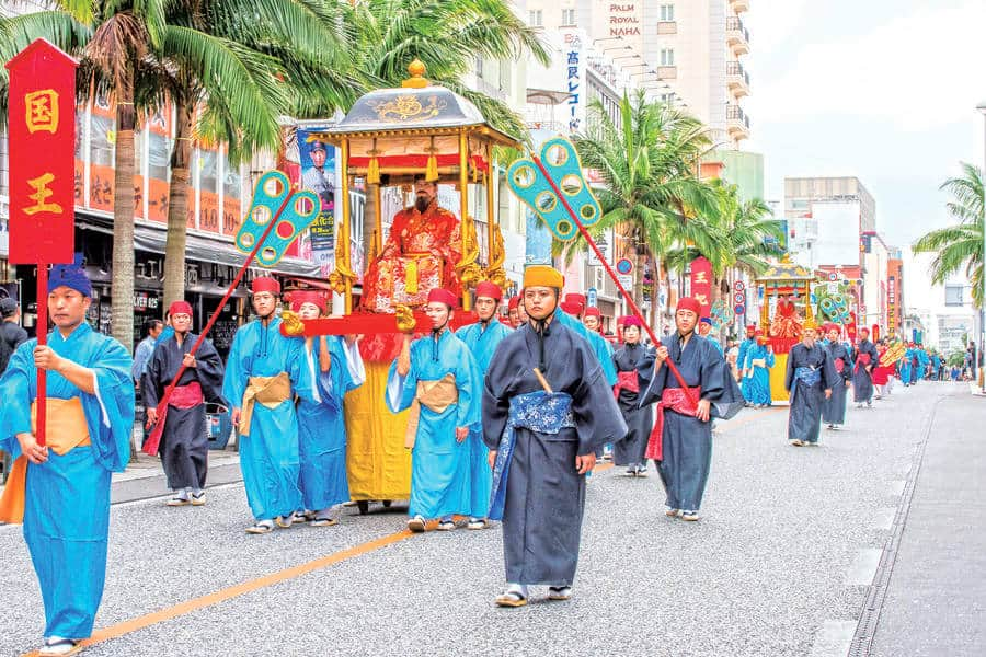 沖縄県民のおでかけ応援サイト「ちゅらとく」のインスタグラム：「2023年11月3日(金・祝)～5日(日)の3日間、那覇市で「首里城復興祭」が開催されます✨  今年はなんと、4年ぶりに「琉球王朝絵巻行列」を実施！冊封使の歓迎行事を現代版にアレンジしており、国王や王妃、冊封使、伝統芸能団などが煌びやかな衣装で国際通りを練り歩きます♪  首里城では、新たに選出された国王と王妃のお披露目や、国の安寧と五穀豊穣を祈願する「三ヶ寺参詣行幸」を再現した古式行列、琉球芸能公演など、琉球王朝時代の華やかさを感じられる催しが盛りだくさん(^^♪  王冠・阿麻和利兜を作れるペーパークラフト体験や、正殿ぬりえ体験もあり、子ども連れでも楽しめます◎  首里城の復興を願う、首里城復興祭。沖縄県民は入場料の割引があるので、この機会にぜひ足を運んではいかが(^_-)-☆  【開催日時】 2023年11月3日(金・祝)～5日(日)  【場所】 首里城公園 沖縄県那覇市首里金城町1-2  【プログラム】 ▼古式行列(琉球王朝祭り首里) 開催日：11月3日(金・祝) 時間：12時50分～15時30分 場所：奉神門～守礼門～龍潭通り  ▼国王・王妃出御 開催日：11月4日(土) 時間：①10時～ ②11時～ ③12時～ 場所：奉神門前  ▼琉球王朝絵巻行列 開催日：11月5日(日) 時間：12時30分～14時30分 場所：那覇市国際通り  ▼首里城復興 特別見学ツアー(事前予約制) 開催日：11月4日(土)・5日(日) 時間：①13時～②15時～ 場所：木材倉庫・素屋根内部など(復元工事区域) 定員：各回15名 予約：098-886-2020 ※首里城公園への入場料がかかります。  ▼琉球芸能公演 ・甦る首里城を守る会祈念公演 開催日：11月3日(金・祝) 時間：10時～12時(奉納芸能公演)・14時30分～16時30分(想いを繋ぐ公演) 場所：下之御庭  ・現代版組踊が挑む「新・伝統芸能」～平田大一監修～ 開催日：11月4日(土) 時間：①13時～ ②14時～ ③15時～④16時～ 場所：下之御庭  ▼首里城復興 祈念ステージ 開催日：11月3日(金・祝)～5日(日) 時間：①12時～ ②13時30分～ ③15時～④16時30分～ 場所：首里杜館1階 無料休憩所 ※11月3日(金・祝)は12時～・16時～の2回  ▼正殿ぬりえ体験 開催日：11月3日(金・祝)～5日(日) 時間：10時～16時(受付終了：15時30分) 場所：系図座・用物座付近  ▼ペーパークラフト作り体験 開催日：11月3日(金・祝)～5日(日) 時間：10時～16時(受付終了：15時30分) 場所：系図座・用物座付近  【入場料】 大人400円・中人 (高校生)300円・小人 (小･中学生)160円 ※開催期間中は沖縄県民割引で大人320円・中人240円・小人120円 ※70歳以上の沖縄県民はいつでも入場無料  【駐車場】 ※11月3日(金・祝)～5日(日)は首里城公園の駐車場をご利用いただけません。公共の交通機関か無料シャトルバスをご利用ください。 ※11月3日(金・祝)は山川交差点から鳥堀交差点まで交通規制(12時30分～20時)が行われます。 ※11月5日(日)は国際通りで交通規制(12時～15時)が行われます。  【問い合わせ】 首里城祭実行委員会 電話番号⇒098-886-2020  👜フォロー＆投稿保存をしておでかけの参考に♪  ほかにも様々なおでかけ情報あり！ 気になる詳細は @churatoku プロフィール欄のURLから「おでかけ情報」をチェック＼(^o^)／  沖縄県民のおでかけを応援するサイト「ちゅらとく」 おでかけに役立つ情報をお届け✨ ▶ホテル(宿泊・レストラン)・遊び体験・ツアーのお得情報 ▶旬のイベント・おでかけスポット情報 ❤Follow Me @churatoku  #ちゅらとく #ちゅらとくおでかけ #churatoku #沖縄県民限定 #沖縄 #沖縄スポット #沖縄おでかけ #沖縄イベント #那覇市 #那覇 #首里城復興祭 #琉球王朝絵巻行列 #首里城公園」