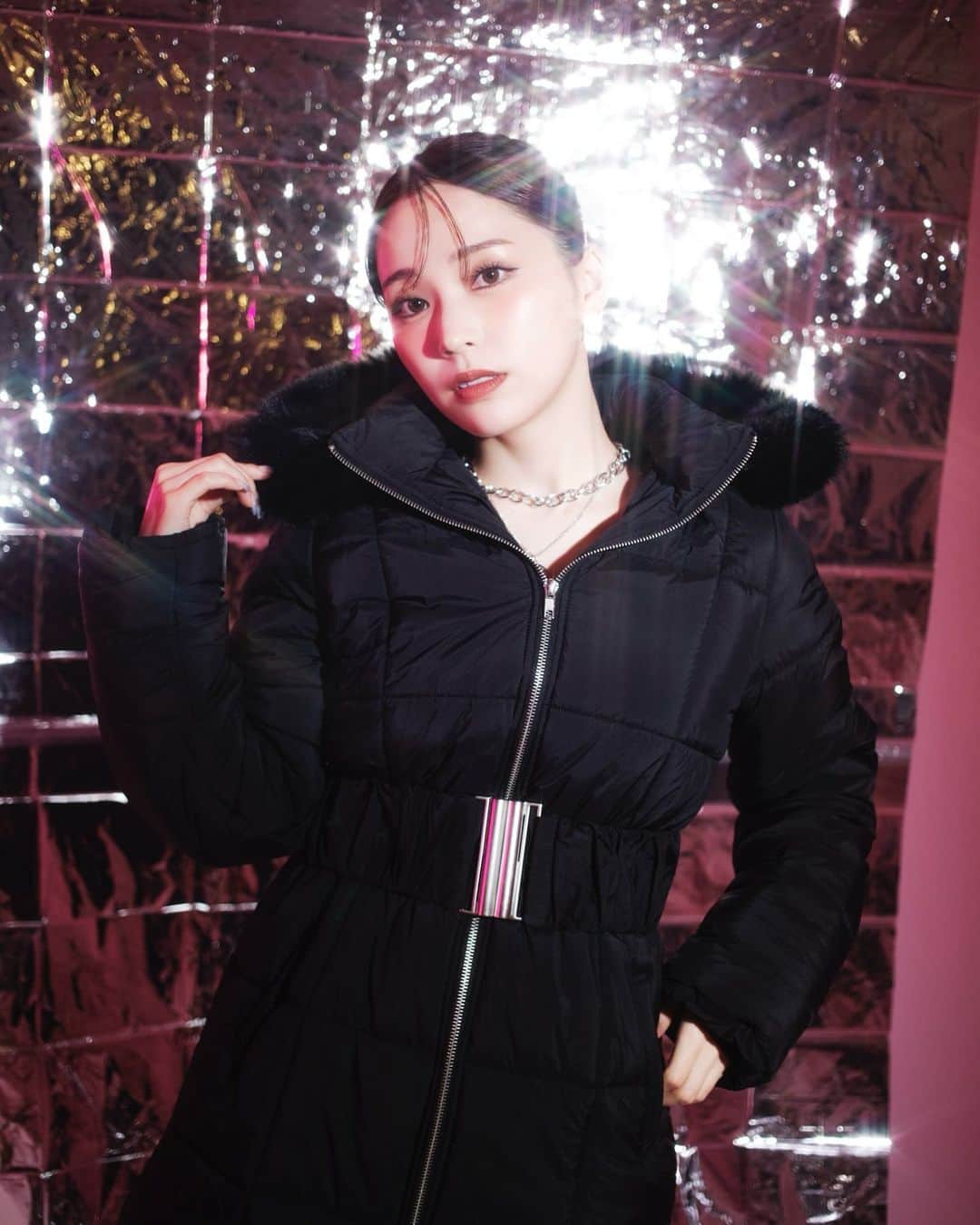 スパイラルガールのインスタグラム：「. 『OUTER LOOK feat. HOHOMI NASU』 ⁡ ☑︎ツイードミックスビックカラーオーバージャケット ¥31,900(税込) ⁡ ☑︎B-3ボアショートジャケット ¥18,700(税込) ⁡ ☑︎フード付き中綿ロングコート ¥30,800(税込) ⁡ ☑︎レザーライク切替え中綿オーバージャケット ¥27,500(税込) ⁡ ☑︎N-2Bフライトショートジャケット ¥29,700(税込) ⁡ ____________________________________ ⁡ “令和の天使”と呼ばれるビジュアルで SNSを中心に爆発的人気を誇る 『那須ほほみ』 @nasu_hohomi が AWシーズンルックに登場💭 ⁡ ニットの次は寒い冬にかかせないアウターを 5コーデトータルコーディネートでご紹介。 主役級の1枚を。 ____________________________________ ⁡ プロフィール(@spiralgirl_official)のURLからチェック #SPIRALGIRL #スパイラルガール @spiralgirl_official」