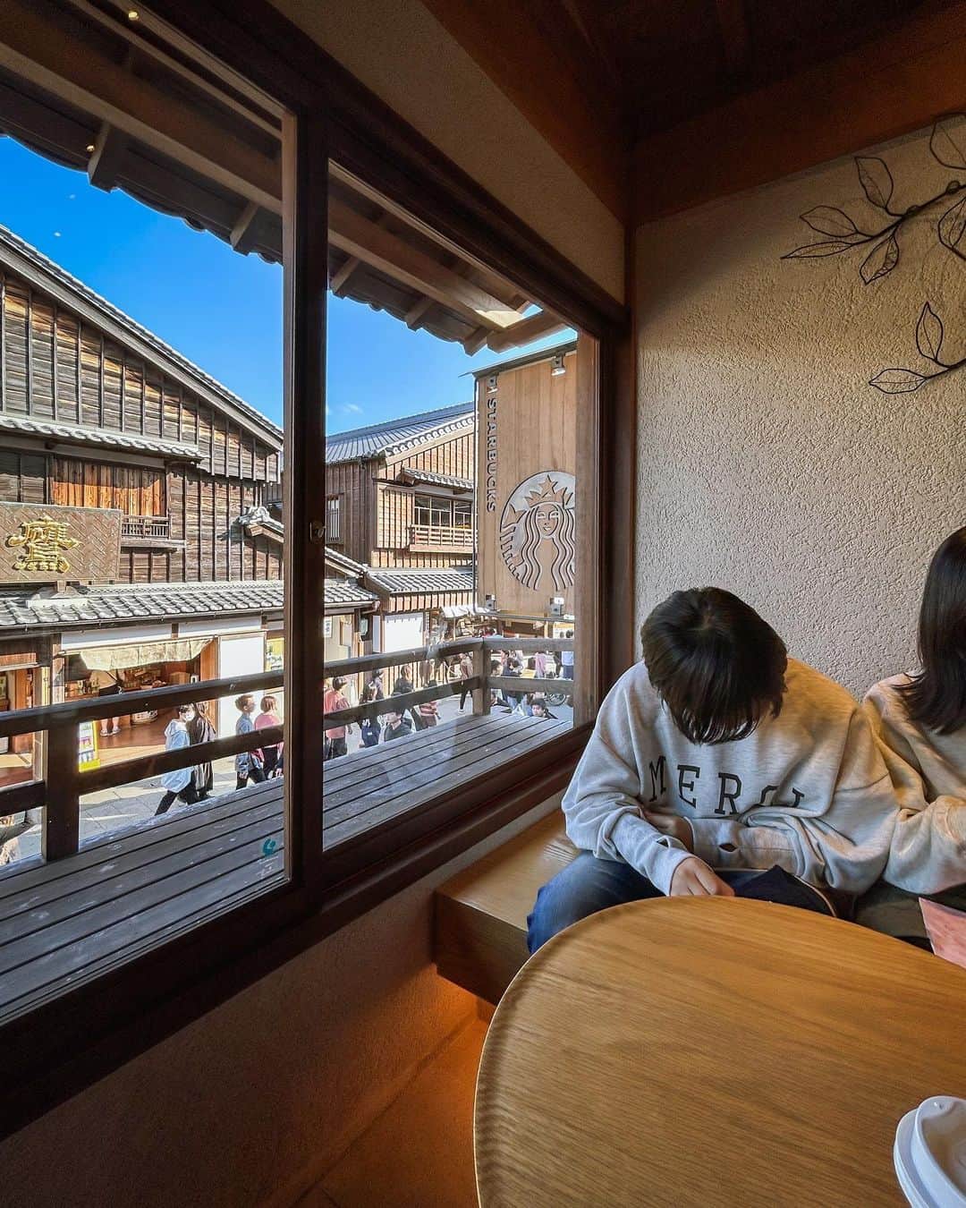 一級建築士事務所hausさんのインスタグラム写真 - (一級建築士事務所hausInstagram)「昨日のお出かけ♪  #スタバ #スタバ伊勢内宮前店 #家族 #お出かけ #カフェ #starbackscoffee #family #cafe」10月29日 18時01分 - hausuma