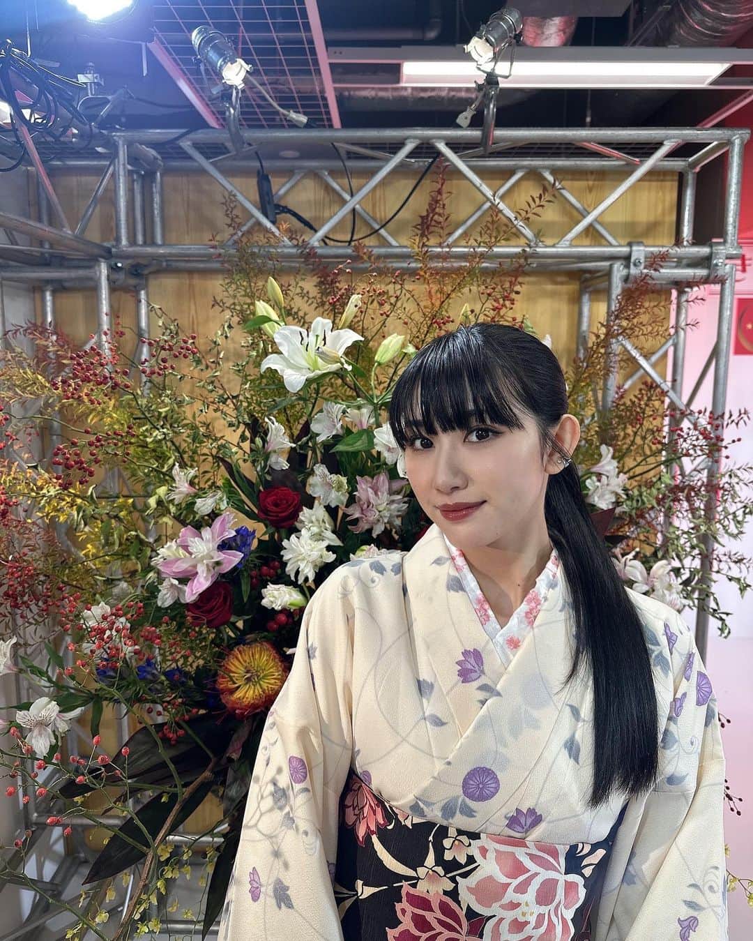 黒田瑞貴のインスタグラム：「金曜日から3日間、きもの紀行さんで着物のウォーキング講師を務めました👘  普段とは違う歩き方の上品さ、所作などみなさんに伝えさせて頂きました👏🏻！ とても新鮮で楽しかったです😳  #kimono #着物　#japaneseculture #ウォーキングレッスン　#すずのき」
