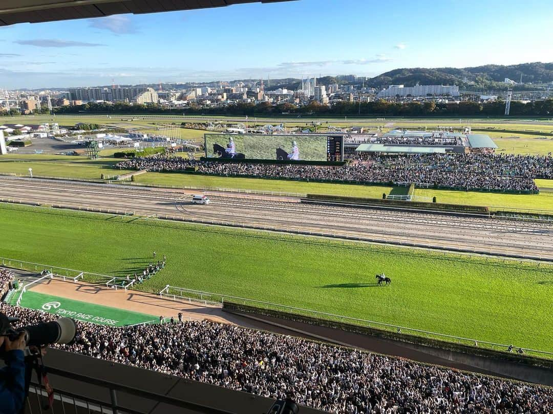 津田麻莉奈さんのインスタグラム写真 - (津田麻莉奈Instagram)「🐎第168回 天皇賞秋🐎  レース後に、岡部幸雄さん、ルメール騎手をお招きし、 キャプテン渡辺さんとトークショーの進行役を 務めさせていただきました。ありがとうございました🙇‍♀️  今のイクイノックスは何%くらいなのか？ という岡部さんの問いに 95%くらいかな、とルメール騎手。 このあとジャパンカップへの出走となれば リバティアイランドとの対戦が見られると思うと 楽しみでなりません…！  馬券はイクイノックス本命でしたが外れました🥹 皆さんはどんな天皇賞でしたか？  #イクイノックス #天皇賞秋 #東京競馬場 #まりなる #津田麻莉奈」10月29日 18時02分 - tsudamarinal