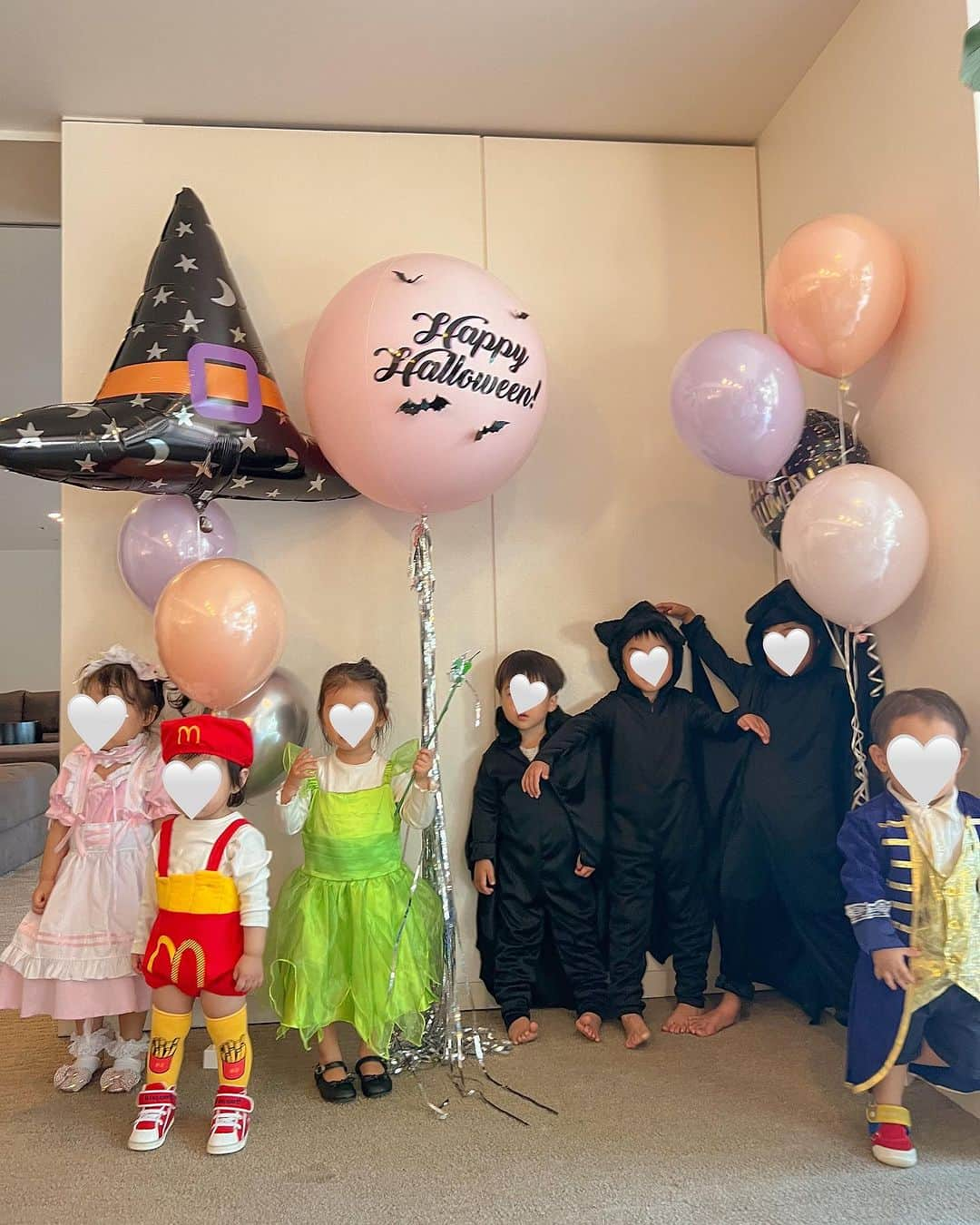 林弓束さんのインスタグラム写真 - (林弓束Instagram)「. happy halloween❤️ 今日はお友達ファミリーとハロウィンパーティーしました🎃👻 みんな家族で仮装を✨ 我が家はピーターパンで🧚 . 千と千尋の神隠し家族だったり ゴスロリ家族だったりハンバーガー家族もいたり個性豊かでした！笑 楽しすぎて私なんか知らない間にめっちゃ酔っ払ってた！笑🤣 . ...まだハロウィンやります！笑 . . . . . #ハロウィン #ディズニーハロウィン #親子ハロウィン #女の子ママ  #2020年5月生まれ  #ママと娘 #母娘 #親子 #3歳女の子 #ハロウィン親子 #ピーターパン #ピーターパン仮装 #ウェンディ #ティンカーベル #ティンカーベル仮装」10月29日 18時02分 - hayashiyuzuka