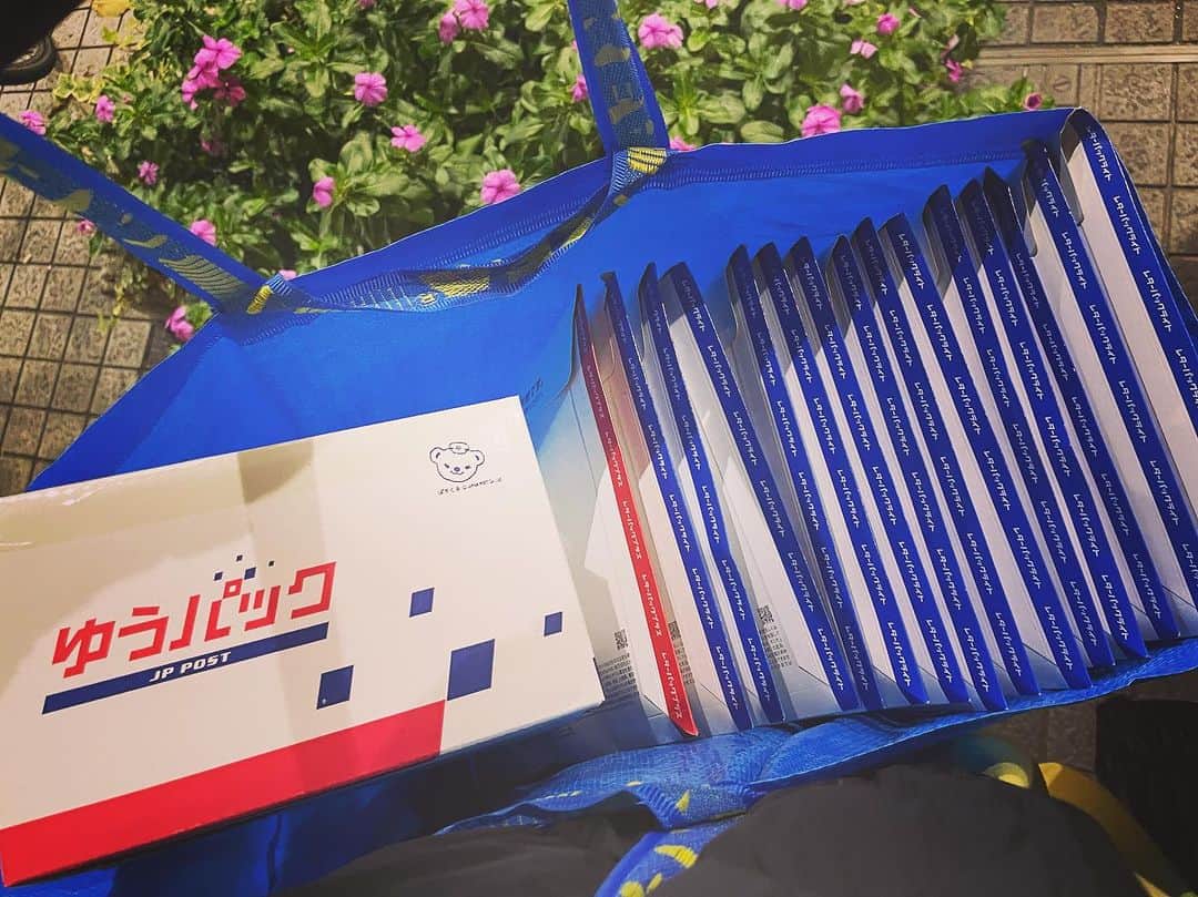 井上侑のインスタグラム：「沢山のご注文、ありがとうございます😊  これまでにご購入いただきました「ゆうとぴかTシャツ」は発送いたしました🕊️  到着まで今しばらくお待ちくださいませ。  MサイズからXXLサイズまでご用意がありますが（Mサイズが残り1枚となりました🙏）数に限りがありますので、どうぞお早目に👕💫  ご注文はこちらから▷ http://shop.inoue-yu.com  #郵便屋さん　#よろしくお願いします」