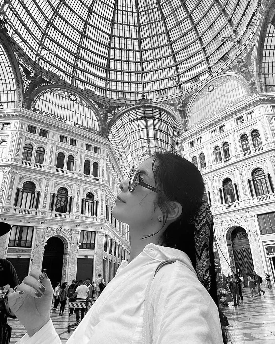 Yuika Matsuさんのインスタグラム写真 - (Yuika MatsuInstagram)「📍イタリア旅行 in ナポリ編🇮🇹 　 ローマから高速列車で1時間ほど南へ ナポリにやってきました🚂 　  まずは近世ナポリのシンボル的存在になってる ショッピング施設のガッレリアウンベルト1世へ🛍️ 　 高さ57メートルで 天井がとても綺麗で上ばかり眺めちゃってたなぁ✨  　 ここでもレンタルバイク #Lime が大活躍！🚲 　 近くにあるヌオーヴォ城の外壁を眺めてからは、 　 モノレールに乗って上に登りサンテルモ城へ🏰 　 ここから、ナポリ全体が見渡せるので 行ってよかった場所の1つです🏰 　 　 　 　 #ゆいか新婚旅行　 ⇧新婚旅行の投稿が好評だったので こちらのハッシュタグから全て見れるように まとめてます❤️ 　 楽しみに見てますというメッセージが多くて嬉しいです。　途中になってしまっている ストーリーもハイライトにまとめる為に 再開させてもらいます！ 　 しばらくお付き合いくださいっ🥹 　 　  One hour from Rome by high-speed train We are now in Naples! 　  The Galleria Umberto I is a symbol of Naples in the early modern era. Galleria Umberto I, a shopping complex.🛍️ 　  Next, take the monorail to San Telmo Castle 🏰.  It is one of the best places to go because you can see all of Naples. One of the best places to go!  　 　 　  #旅行#海外旅行#イタリア旅行 #イタリア #ナポリ #ナポリ旅行 #napoli #italy #galleriaumberto #galleria」10月29日 18時05分 - yuika00802