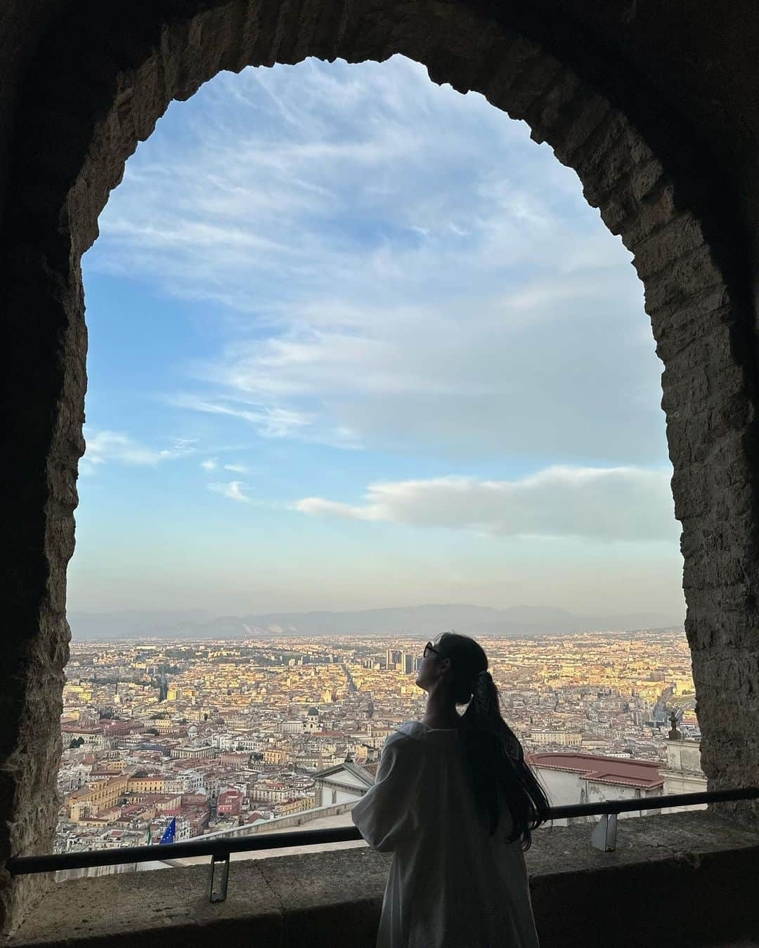 Yuika Matsuさんのインスタグラム写真 - (Yuika MatsuInstagram)「📍イタリア旅行 in ナポリ編🇮🇹 　 ローマから高速列車で1時間ほど南へ ナポリにやってきました🚂 　  まずは近世ナポリのシンボル的存在になってる ショッピング施設のガッレリアウンベルト1世へ🛍️ 　 高さ57メートルで 天井がとても綺麗で上ばかり眺めちゃってたなぁ✨  　 ここでもレンタルバイク #Lime が大活躍！🚲 　 近くにあるヌオーヴォ城の外壁を眺めてからは、 　 モノレールに乗って上に登りサンテルモ城へ🏰 　 ここから、ナポリ全体が見渡せるので 行ってよかった場所の1つです🏰 　 　 　 　 #ゆいか新婚旅行　 ⇧新婚旅行の投稿が好評だったので こちらのハッシュタグから全て見れるように まとめてます❤️ 　 楽しみに見てますというメッセージが多くて嬉しいです。　途中になってしまっている ストーリーもハイライトにまとめる為に 再開させてもらいます！ 　 しばらくお付き合いくださいっ🥹 　 　  One hour from Rome by high-speed train We are now in Naples! 　  The Galleria Umberto I is a symbol of Naples in the early modern era. Galleria Umberto I, a shopping complex.🛍️ 　  Next, take the monorail to San Telmo Castle 🏰.  It is one of the best places to go because you can see all of Naples. One of the best places to go!  　 　 　  #旅行#海外旅行#イタリア旅行 #イタリア #ナポリ #ナポリ旅行 #napoli #italy #galleriaumberto #galleria」10月29日 18時05分 - yuika00802