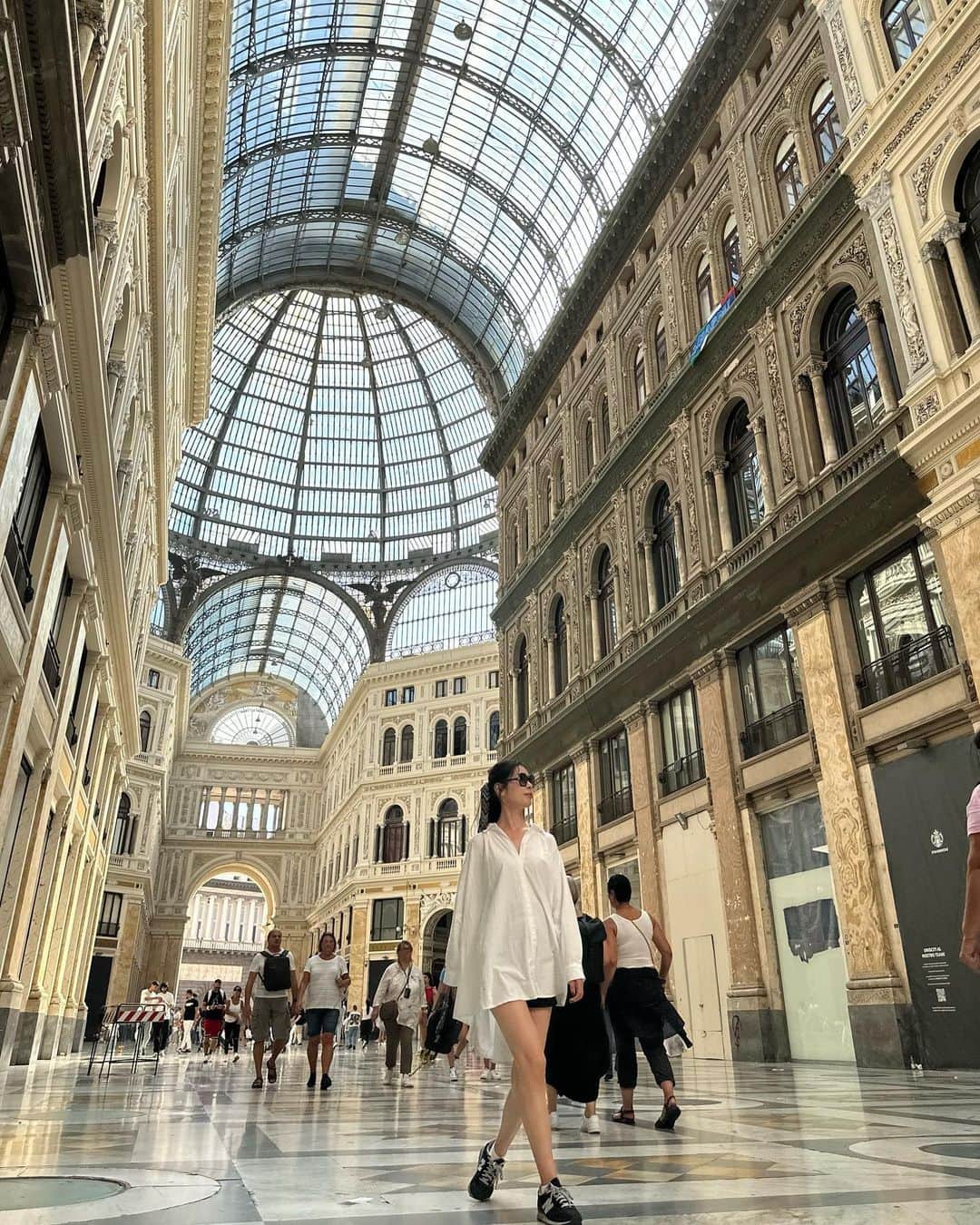 Yuika Matsuさんのインスタグラム写真 - (Yuika MatsuInstagram)「📍イタリア旅行 in ナポリ編🇮🇹 　 ローマから高速列車で1時間ほど南へ ナポリにやってきました🚂 　  まずは近世ナポリのシンボル的存在になってる ショッピング施設のガッレリアウンベルト1世へ🛍️ 　 高さ57メートルで 天井がとても綺麗で上ばかり眺めちゃってたなぁ✨  　 ここでもレンタルバイク #Lime が大活躍！🚲 　 近くにあるヌオーヴォ城の外壁を眺めてからは、 　 モノレールに乗って上に登りサンテルモ城へ🏰 　 ここから、ナポリ全体が見渡せるので 行ってよかった場所の1つです🏰 　 　 　 　 #ゆいか新婚旅行　 ⇧新婚旅行の投稿が好評だったので こちらのハッシュタグから全て見れるように まとめてます❤️ 　 楽しみに見てますというメッセージが多くて嬉しいです。　途中になってしまっている ストーリーもハイライトにまとめる為に 再開させてもらいます！ 　 しばらくお付き合いくださいっ🥹 　 　  One hour from Rome by high-speed train We are now in Naples! 　  The Galleria Umberto I is a symbol of Naples in the early modern era. Galleria Umberto I, a shopping complex.🛍️ 　  Next, take the monorail to San Telmo Castle 🏰.  It is one of the best places to go because you can see all of Naples. One of the best places to go!  　 　 　  #旅行#海外旅行#イタリア旅行 #イタリア #ナポリ #ナポリ旅行 #napoli #italy #galleriaumberto #galleria」10月29日 18時05分 - yuika00802