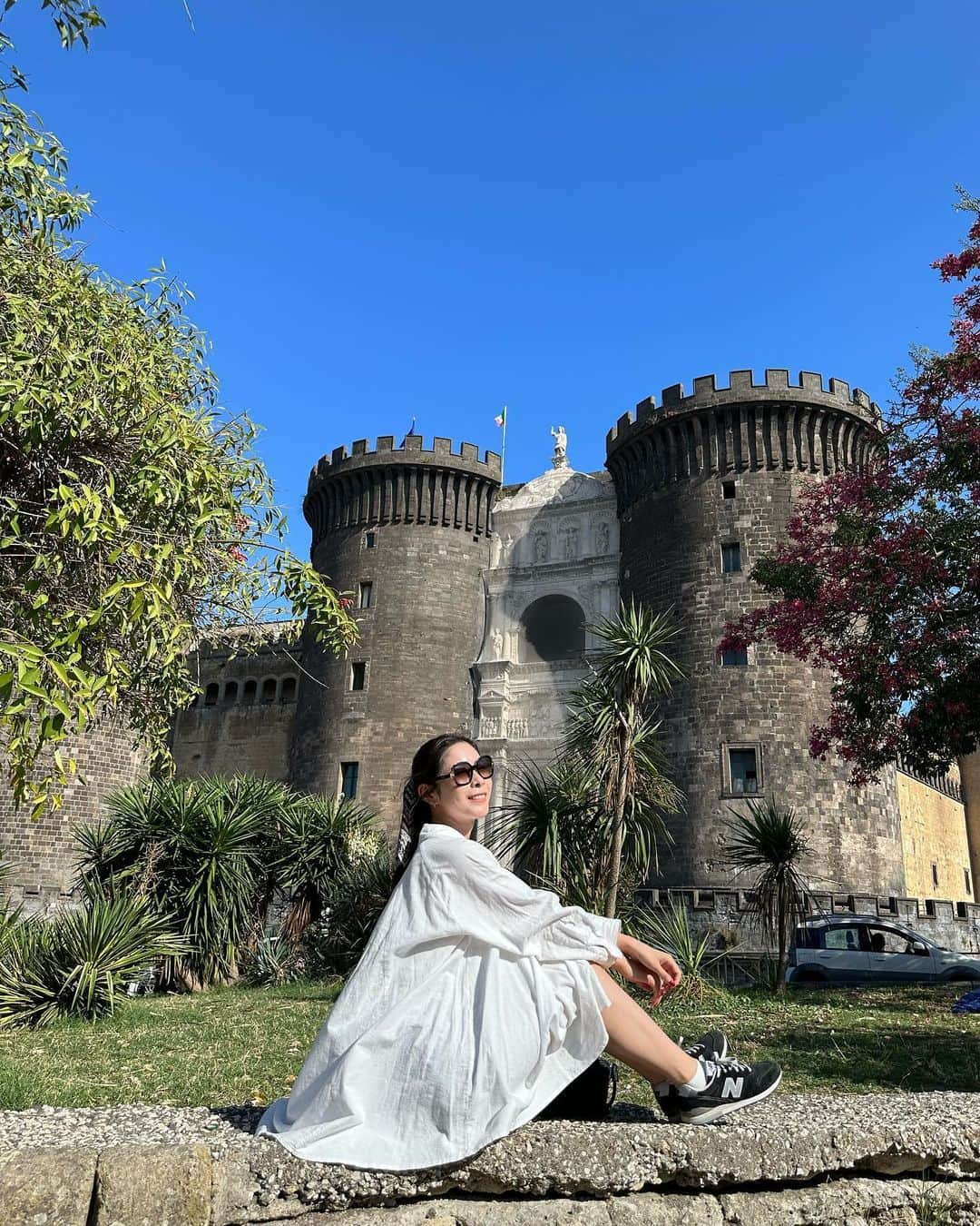 Yuika Matsuさんのインスタグラム写真 - (Yuika MatsuInstagram)「📍イタリア旅行 in ナポリ編🇮🇹 　 ローマから高速列車で1時間ほど南へ ナポリにやってきました🚂 　  まずは近世ナポリのシンボル的存在になってる ショッピング施設のガッレリアウンベルト1世へ🛍️ 　 高さ57メートルで 天井がとても綺麗で上ばかり眺めちゃってたなぁ✨  　 ここでもレンタルバイク #Lime が大活躍！🚲 　 近くにあるヌオーヴォ城の外壁を眺めてからは、 　 モノレールに乗って上に登りサンテルモ城へ🏰 　 ここから、ナポリ全体が見渡せるので 行ってよかった場所の1つです🏰 　 　 　 　 #ゆいか新婚旅行　 ⇧新婚旅行の投稿が好評だったので こちらのハッシュタグから全て見れるように まとめてます❤️ 　 楽しみに見てますというメッセージが多くて嬉しいです。　途中になってしまっている ストーリーもハイライトにまとめる為に 再開させてもらいます！ 　 しばらくお付き合いくださいっ🥹 　 　  One hour from Rome by high-speed train We are now in Naples! 　  The Galleria Umberto I is a symbol of Naples in the early modern era. Galleria Umberto I, a shopping complex.🛍️ 　  Next, take the monorail to San Telmo Castle 🏰.  It is one of the best places to go because you can see all of Naples. One of the best places to go!  　 　 　  #旅行#海外旅行#イタリア旅行 #イタリア #ナポリ #ナポリ旅行 #napoli #italy #galleriaumberto #galleria」10月29日 18時05分 - yuika00802