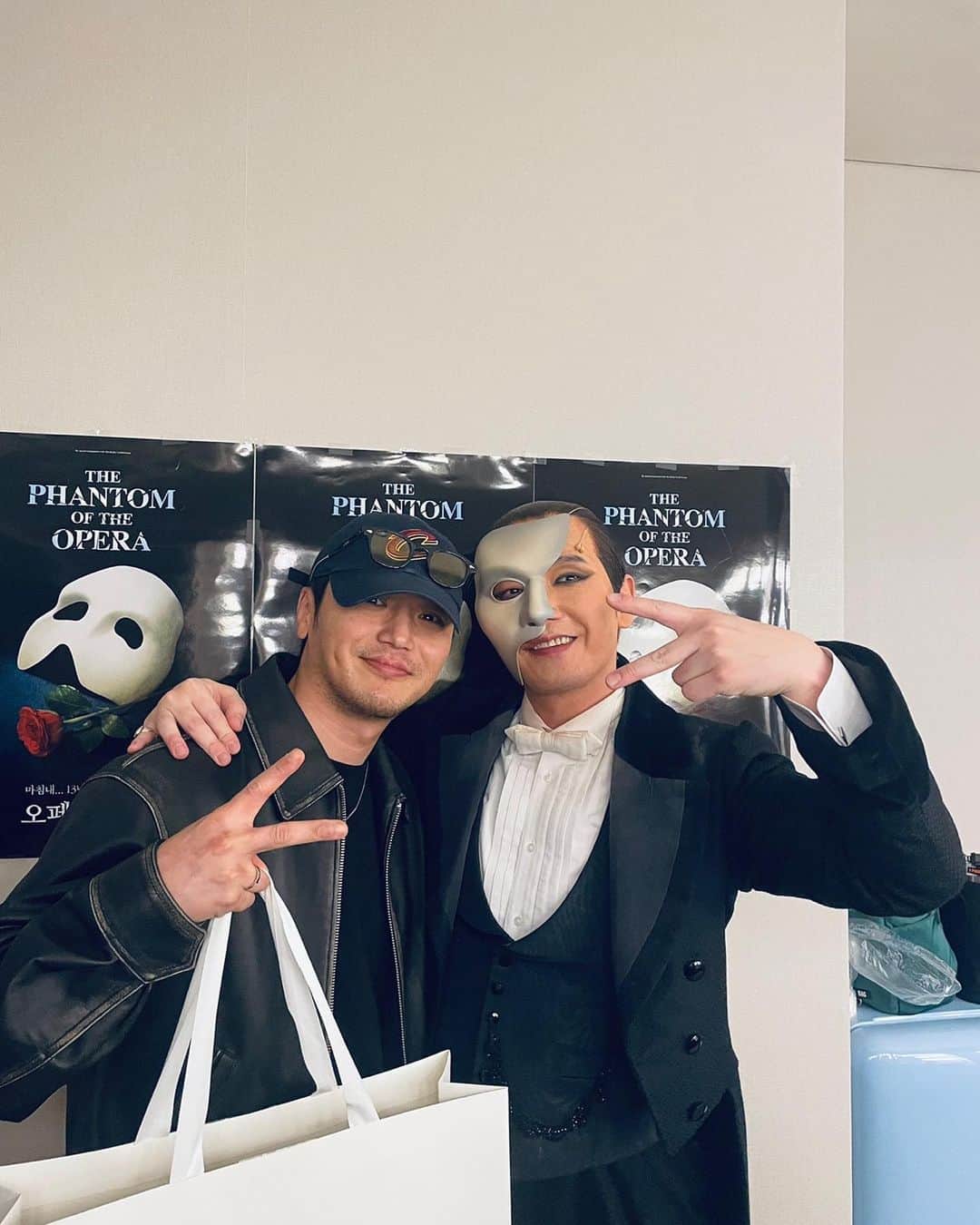 ピョン・ヨハンのインスタグラム：「<오페라의 유령>  멋진 배우들의 호흡과  배우 중에 배우 조승우형  말도 안되는 공연 감사드립니다.   나 깜짝 놀랐네….🤎」
