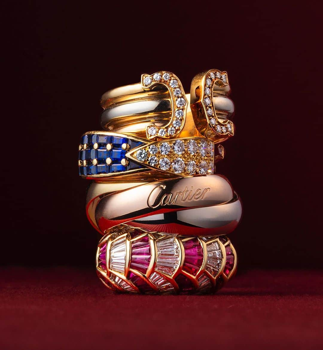 のインスタグラム：「Play with Cartier❤️  説明不要のカルティエのシグニチャー 『トリニティ』と『2C』  ダイヤモンドと貴石で描かれた ジオメトリックデザインが印象的な ヴィンテージリングとマリアージュすることで生まれるセンシュアルなムードが きらめくホリデーシーズンにぴったり🎁  あえて王道を外す ”遊び” のレイヤードで 新たな自分を発見して💍  *4点ともAlagin Reuse Collection より  ✴︎ For International Customers ✴︎  Please feel free to DM if you are interested in buying any of items posted in our feed. We are happy to help you.  ＋─＋─＋─＋─＋─＋─＋─＋─＋─＋─＋─＋─  ◇ Alagin Online Shop ◇  https://alag-in.jp/  プロフィールリンク🔗 Alagin Online Shop  Alagin  Tel.  03-3836-3926 (GALA JEWELRY おかちまち本店1F)   ＋─＋─＋─＋─＋─＋─＋─＋─＋─＋─＋─＋─  ・ ・ ・  #ブランドジュエリー #used #リユース #ブランドリユース #ご褒美ジュエリー #ジュエリー好きな人と繋がりたい #ジュエリー好きさんと繋がりたい #お守りジュエリー #GALA #ガラ #alagin #Cartier #カルティエ #cartierring #カルティエリング #カルティエトリニティ」