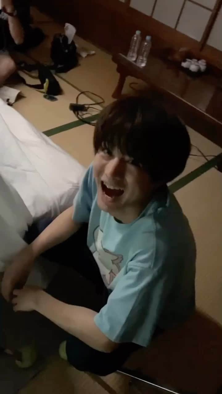 のインスタグラム：「撮影の合間に…🌟 足元が見えない前田さんに柏木さんが かわいいいたずらを…🤭  10月31日0時よりNetflixにて第7話先行配信です！ 二人の関係どうなっちゃうのでしょうか…😣 ぜひご覧ください！  #tbs #ドラマストリーム #君には届かない #第6話10月31日火曜24時58分放送🎃 #前田拳太郎 #柏木悠(#超特急) #くすぐったろう」