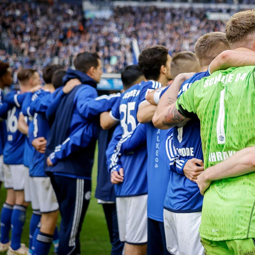 シャルケ04さんのインスタグラム写真 - (シャルケ04Instagram)「Mit 💙 und ⚒️ . . #S04 #Schalke #Knappen #Königsblau #SundayVibes #S04H96 #PostMatch」10月29日 18時09分 - s04