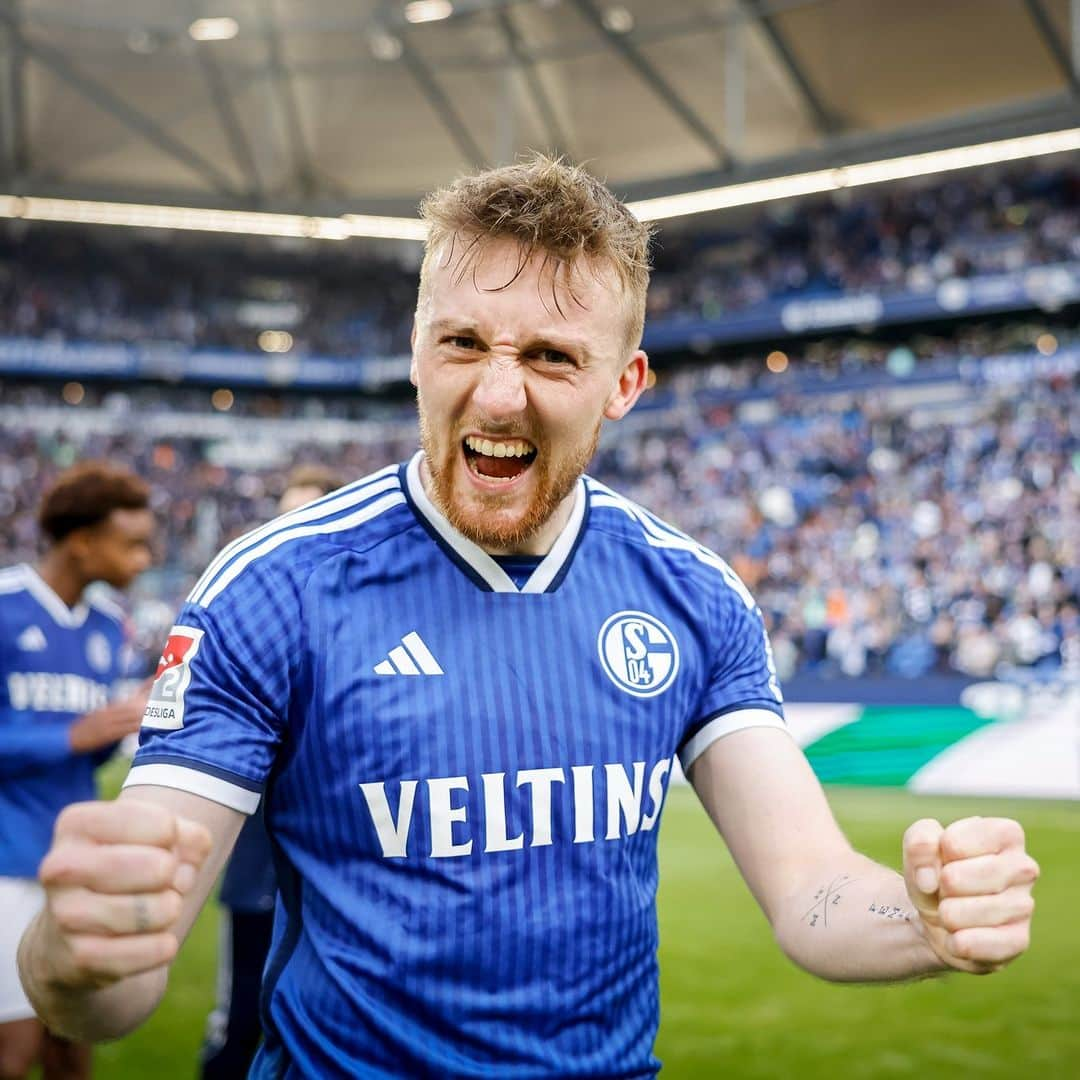 シャルケ04さんのインスタグラム写真 - (シャルケ04Instagram)「Mit 💙 und ⚒️ . . #S04 #Schalke #Knappen #Königsblau #SundayVibes #S04H96 #PostMatch」10月29日 18時09分 - s04