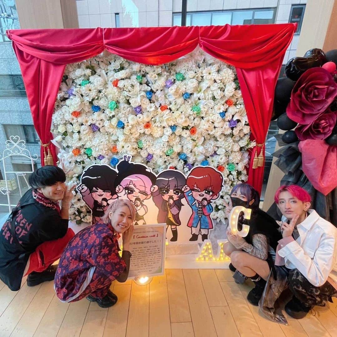 miumeさんのインスタグラム写真 - (miumeInstagram)「あれから1年。  今でもとりっぱーの愛を感じる瞬間がこの日をより輝かせてくれています😌💐 これからもずっと私達の心を温かくしてくれる思い出💜💙🧡💚」10月29日 18時09分 - miume_1220