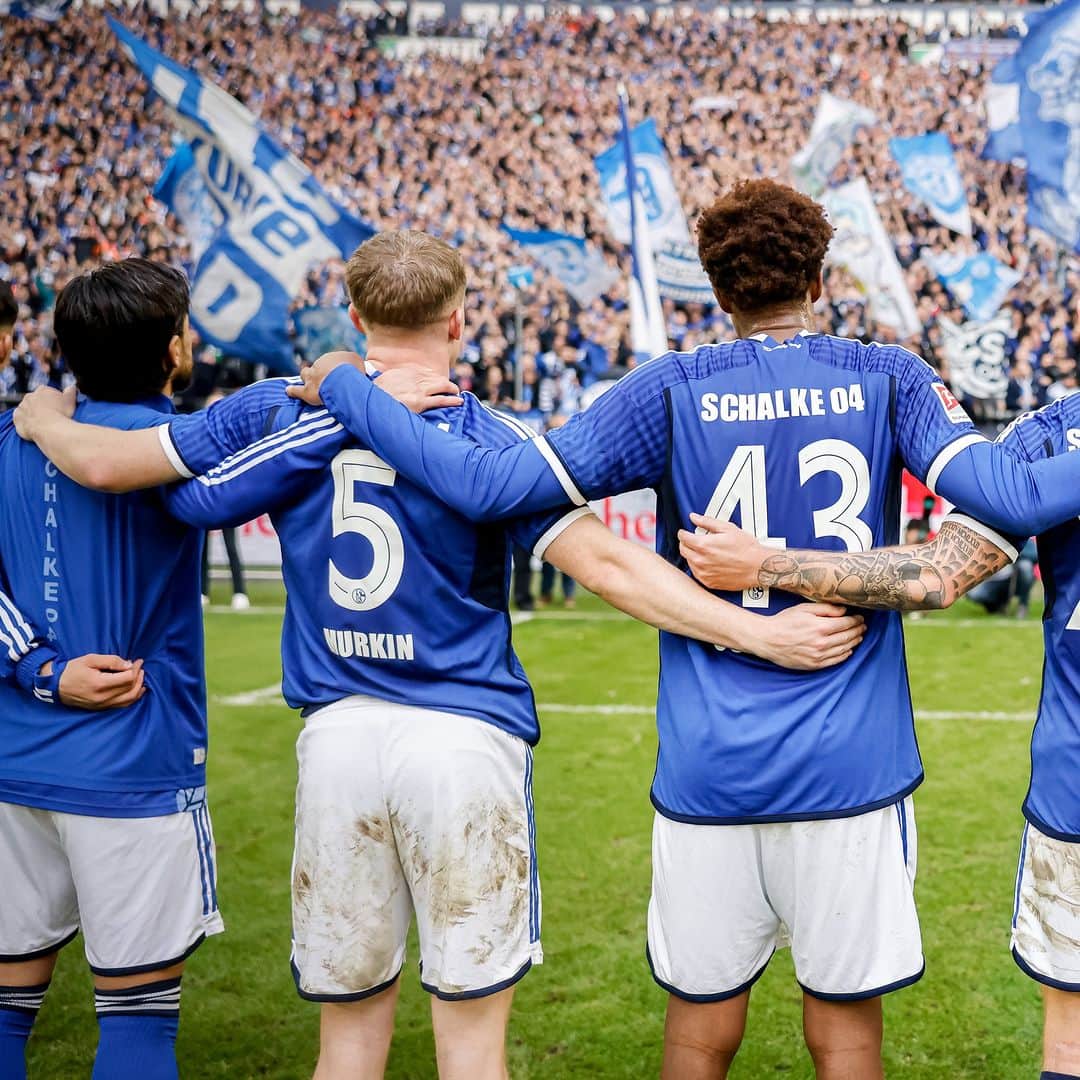 シャルケ04のインスタグラム：「Mit 💙 und ⚒️ . . #S04 #Schalke #Knappen #Königsblau #SundayVibes #S04H96 #PostMatch」