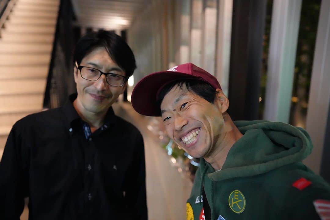 谷+１。のインスタグラム：「僕のドローン師匠佐々木さんのドローン写真展に行ってきました😚 貴重な場面に出くわす佐々木さんのタイミングの凄さと映像業界で培った技術の融合がとんでもない作品を生み出しています😌🖼️   Koyo Sasaki　空撮紀行カレンダー2024　~Aerial Wonders~ ([カレンダー]) https://amzn.asia/d/9XC4LnK」