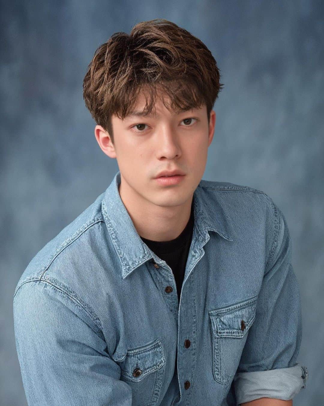並木一樹さんのインスタグラム写真 - (並木一樹Instagram)「流行りには遅れて乗るタイプなので、今更ながらやってみたAIイヤーブック  ヤバいアルバムが完成した  猫がシュールで可愛かったです  好みのナミキを是非コメントに残していってください☝︎✨  #AIイヤーブック」10月29日 18時10分 - casi_namiki