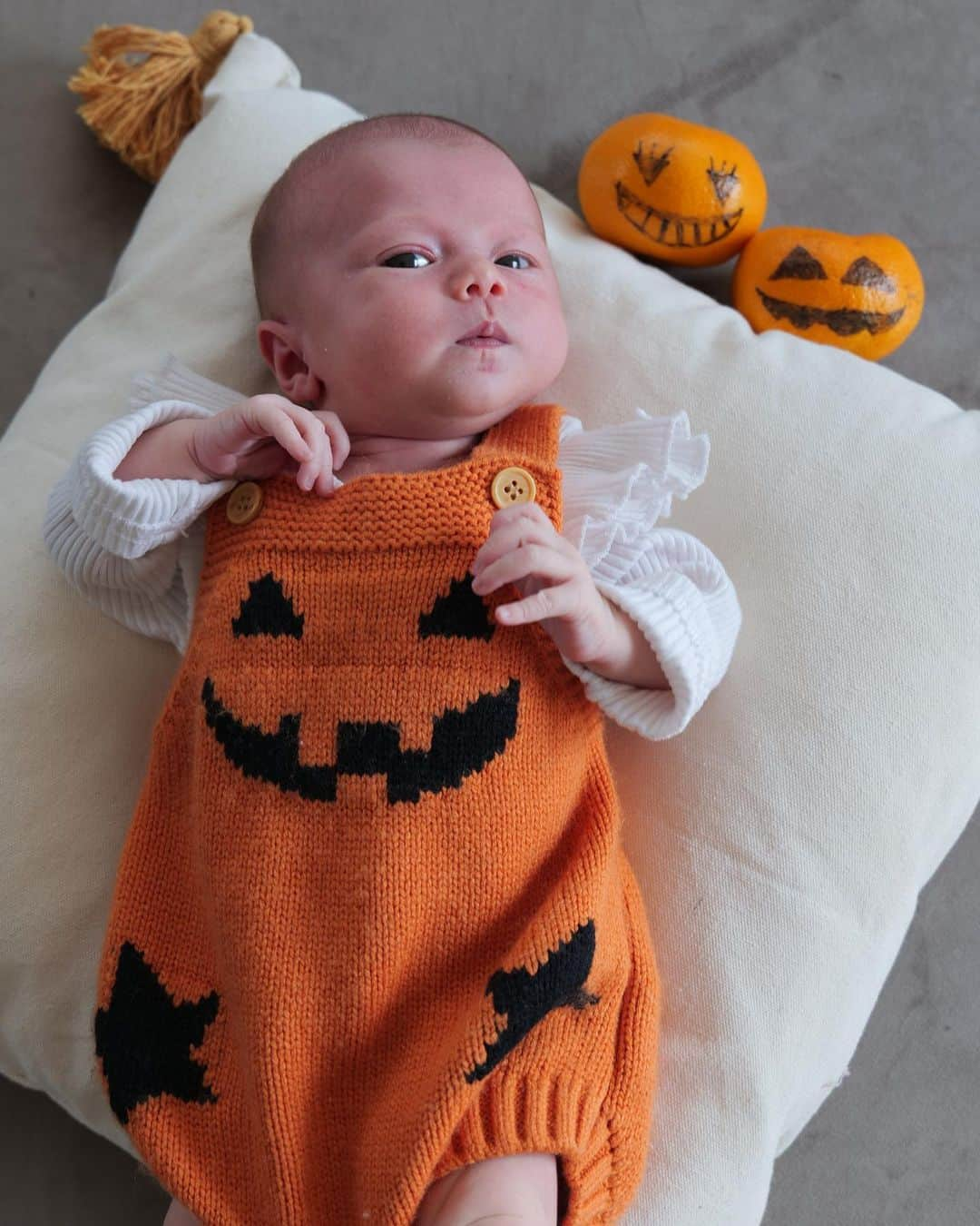 藤井アルダさんのインスタグラム写真 - (藤井アルダInstagram)「My first Halloween 🎃  ハロウィンが大好きで昔はみんなで仮装して遊んでいた、渋谷や六本木！ 今はセシちゃんと過ごす家のハロウィン❤️ 最高だなーBoo 👻  #2weeksold #halloween」10月29日 18時10分 - akemi_rafaela