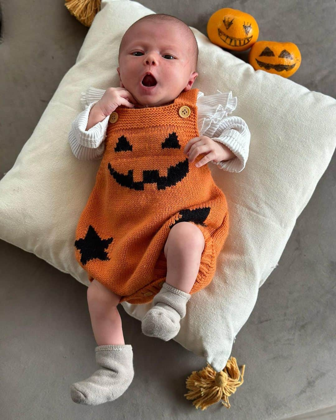 藤井アルダさんのインスタグラム写真 - (藤井アルダInstagram)「My first Halloween 🎃  ハロウィンが大好きで昔はみんなで仮装して遊んでいた、渋谷や六本木！ 今はセシちゃんと過ごす家のハロウィン❤️ 最高だなーBoo 👻  #2weeksold #halloween」10月29日 18時10分 - akemi_rafaela