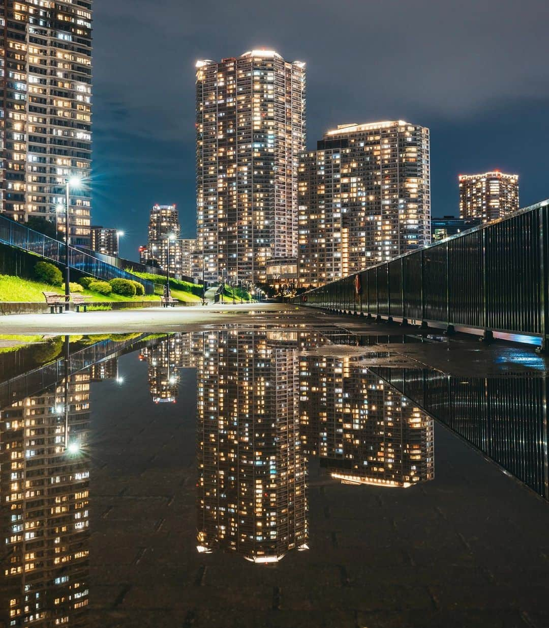 Shotaさんのインスタグラム写真 - (ShotaInstagram)「水溜りに映る世界 The world reflected in a puddle  @genic_mag 様よりお借りした機材にて撮影いたしました！  今回お借りした機材はRF15-35mm F2.8 L IS USMです！ @eos_canonjp  　  写真集「何気ない日常をアニメチックに。」Amazon販売中です！ 気になってくださった方は、プロフィールのハイライトよりリンクをご確認いただければと思います！！  Photo book, "Animating the Uncommon Everyday." Now on sale at Amazon!  If you are interested, please check the link from the highlight in my profile!  #genic_mag #my_eos_photo #アニメチック  #japan #photography #photo #lightroom #blue #kf_gallery #raw_japan #japangem #photo_shorttrip  #photo_travelers  #japan_bestpic_  #japan_photogroup  #japantravelphoto  #lovers_nippon  #best_photo_japan  #photo_map  #5min_japan #look_japan  #tabispo #total_japan #thelifejapan #雲フェチクラブ」10月29日 18時15分 - shota.mebakuro